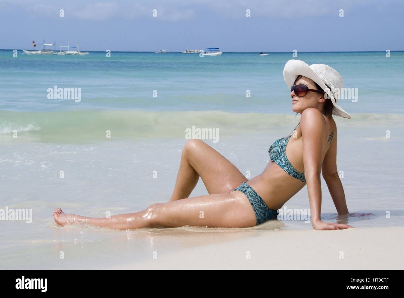 Junge Frau im Bikini am Meeresufer - young woman on the beach Stock Photo