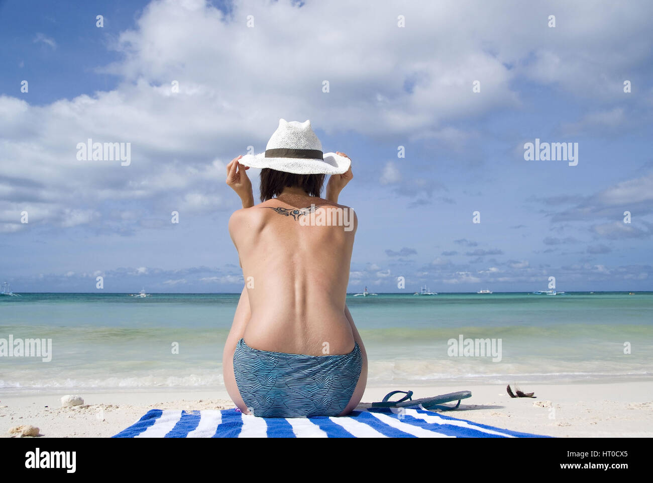 Junge Frau mit Sonnenhut am Strand - young woman on the beach Stock Photo