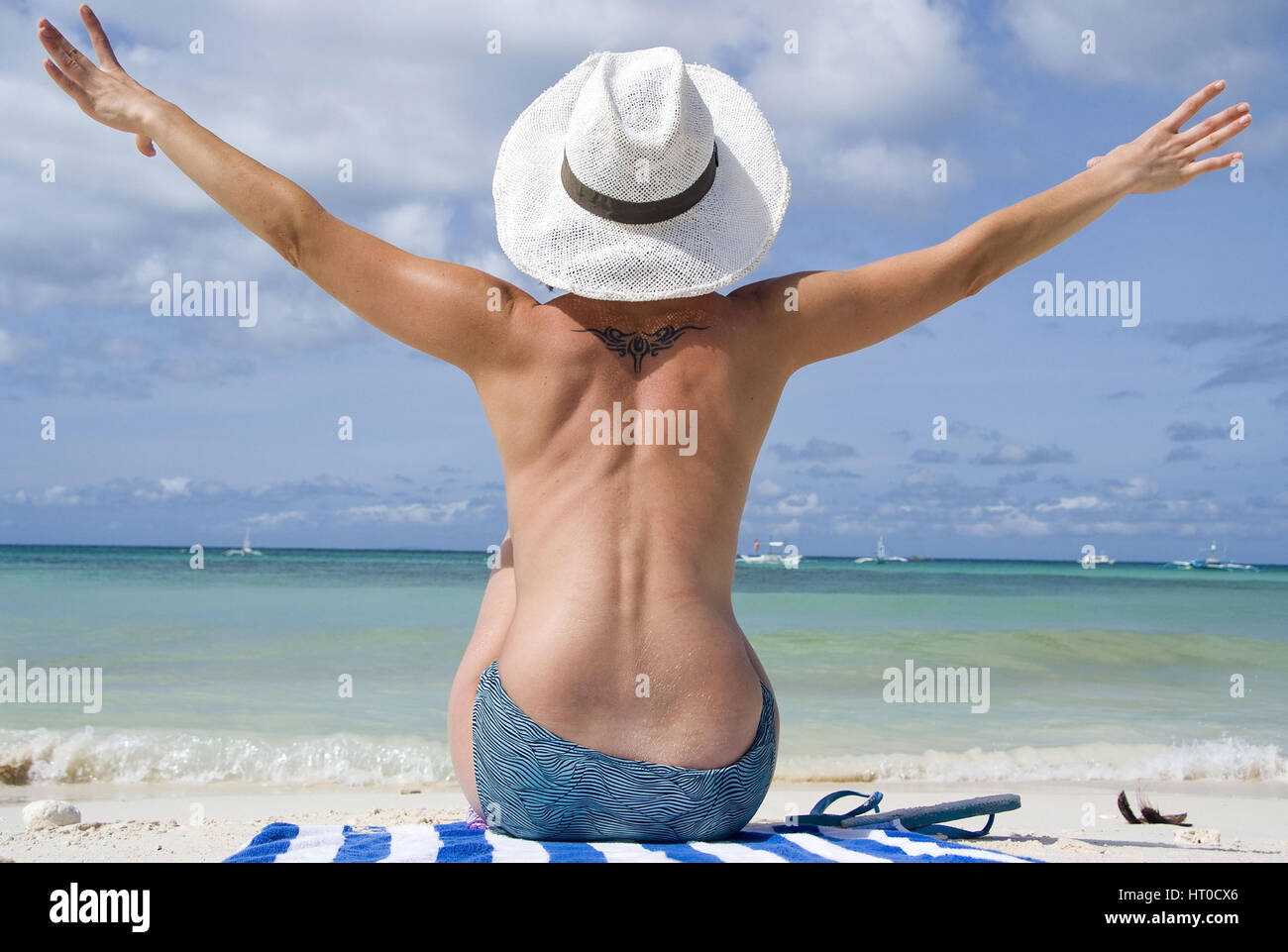 Junge Frau genie?t Strandurlaub - woman enjoying on the beach Stock Photo