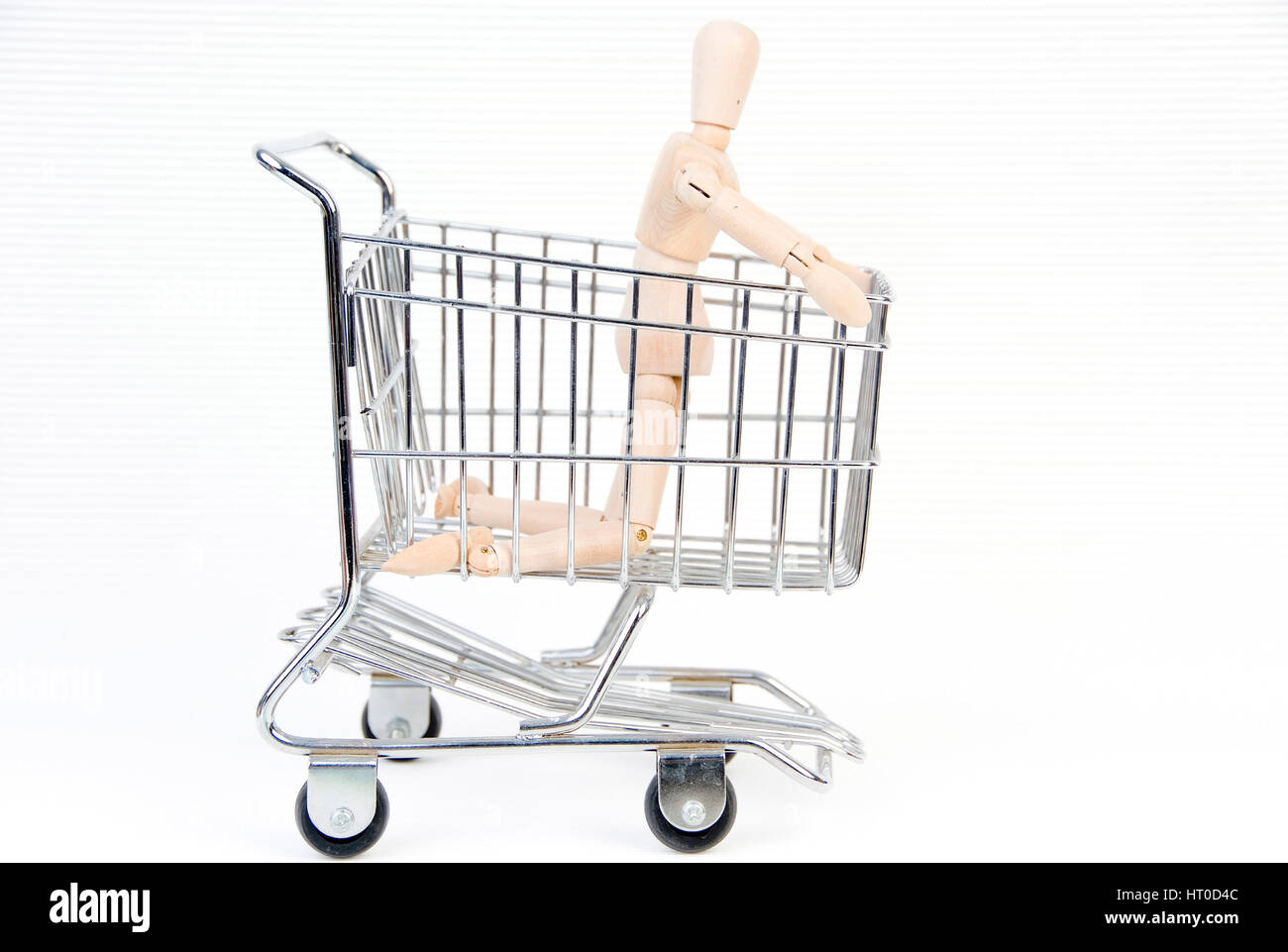 Gliederpuppe in Einkaufswagen - jointed doll in shopping trolley Stock Photo