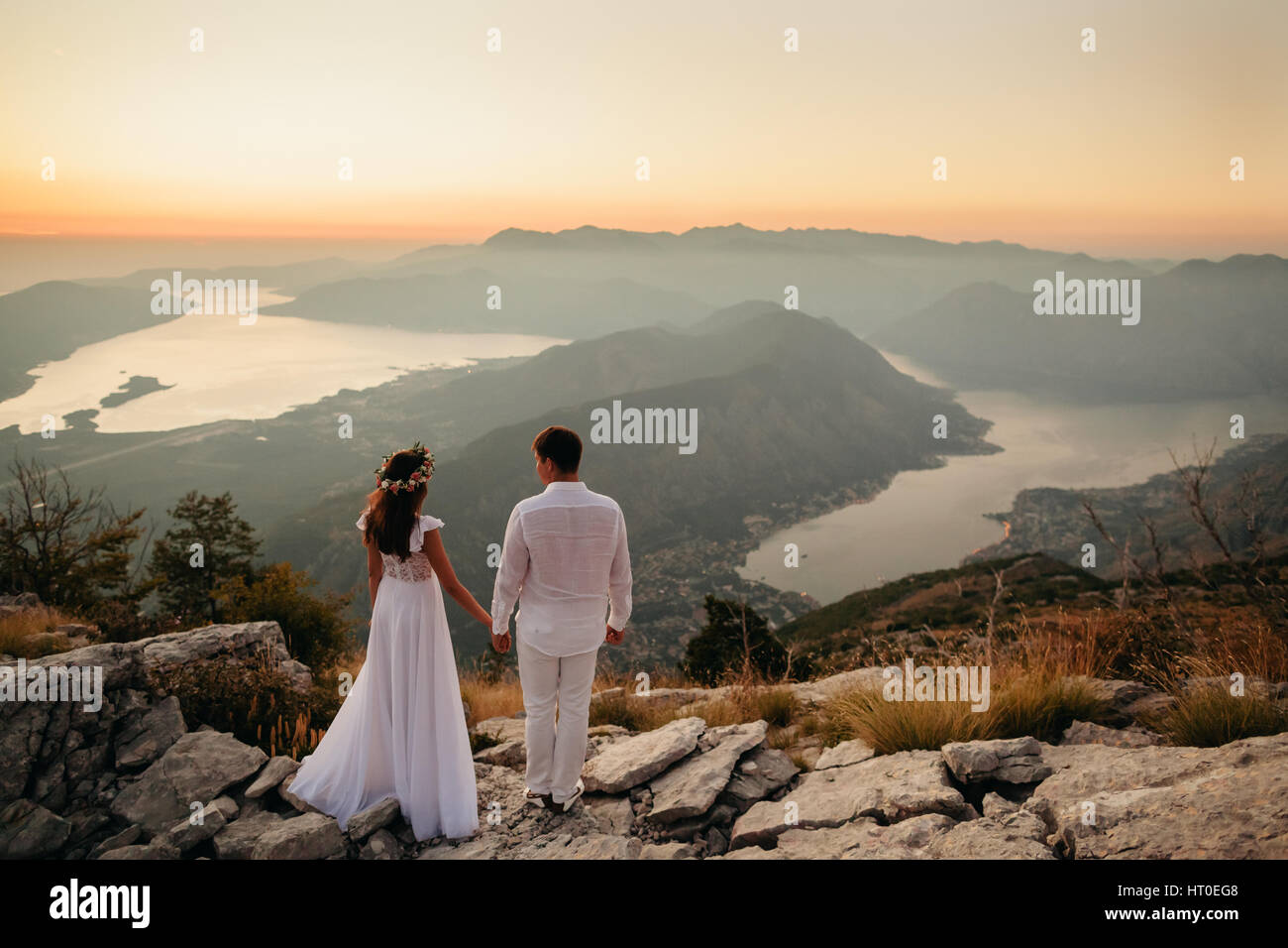 honeymoon-couple-travel-mountains-and-sea-view-sunset-in-picturesque