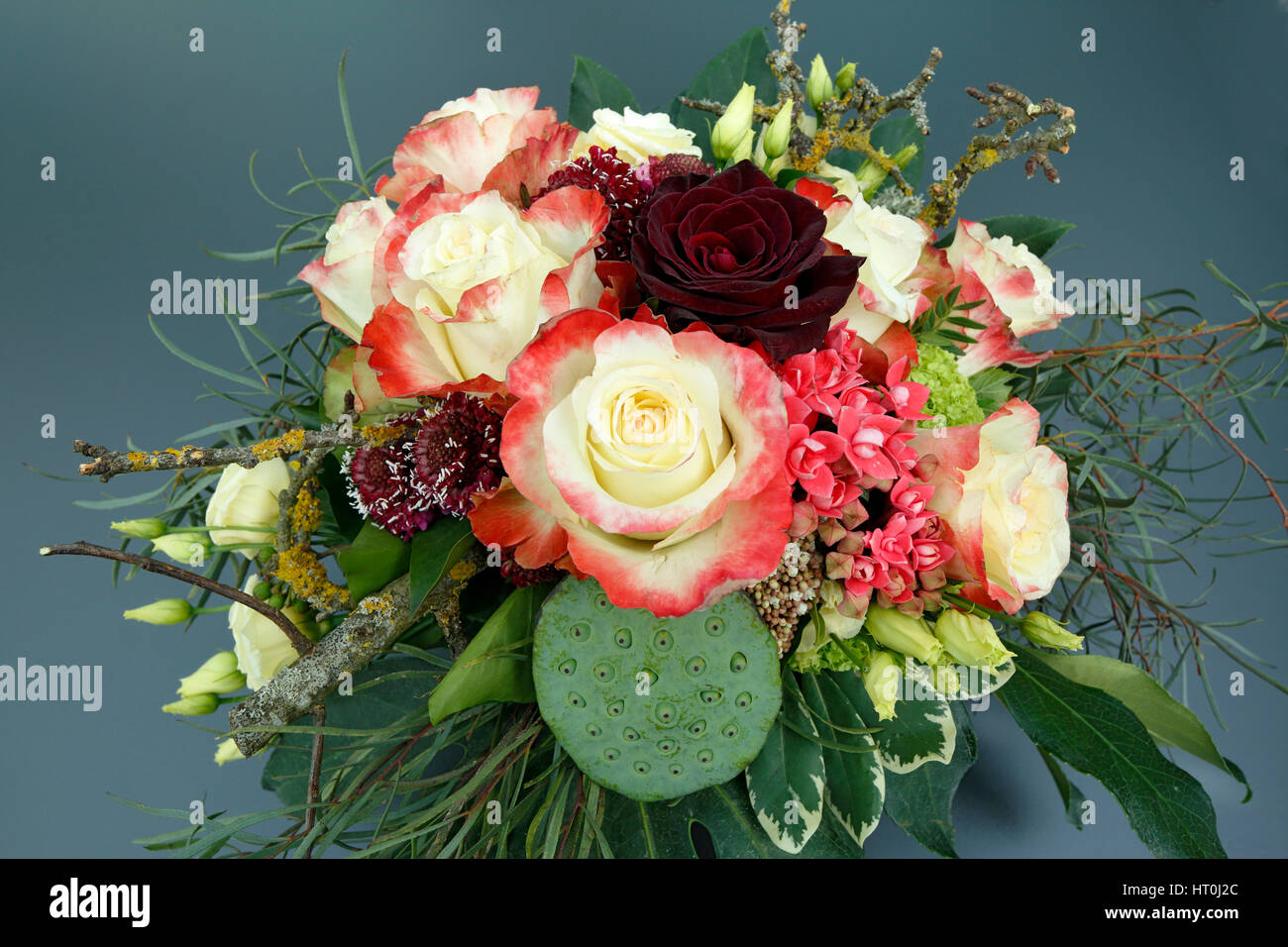 Natur, Pflanzen, Blumen, Blumenstrauss, Geburtstag, Geburtstagsstrauss, gelbe Rosen, rote Rose Stock Photo