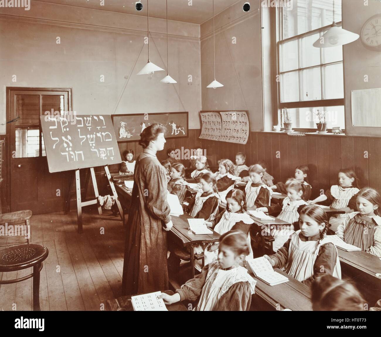 К чему снится старая школа. К чему снится школа. К чему снится старая школа. Старый коридор. К чему снится старая школа.