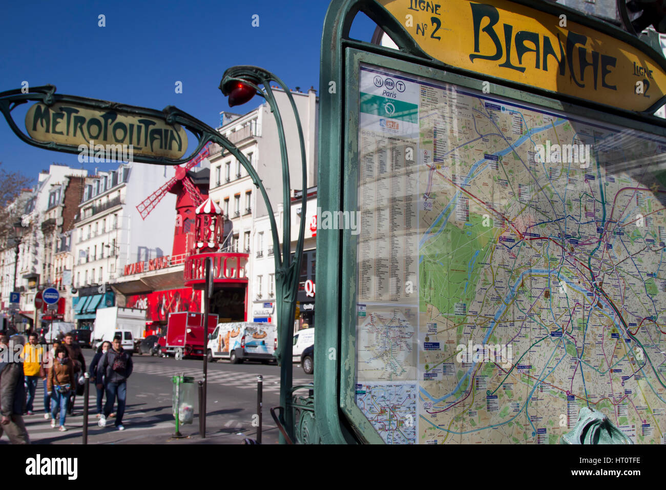 cabaret 'Moulin Rouge' (Red Windmill) and subway entrance.  Pigalle. Montmartre. Paris, Francia Stock Photo