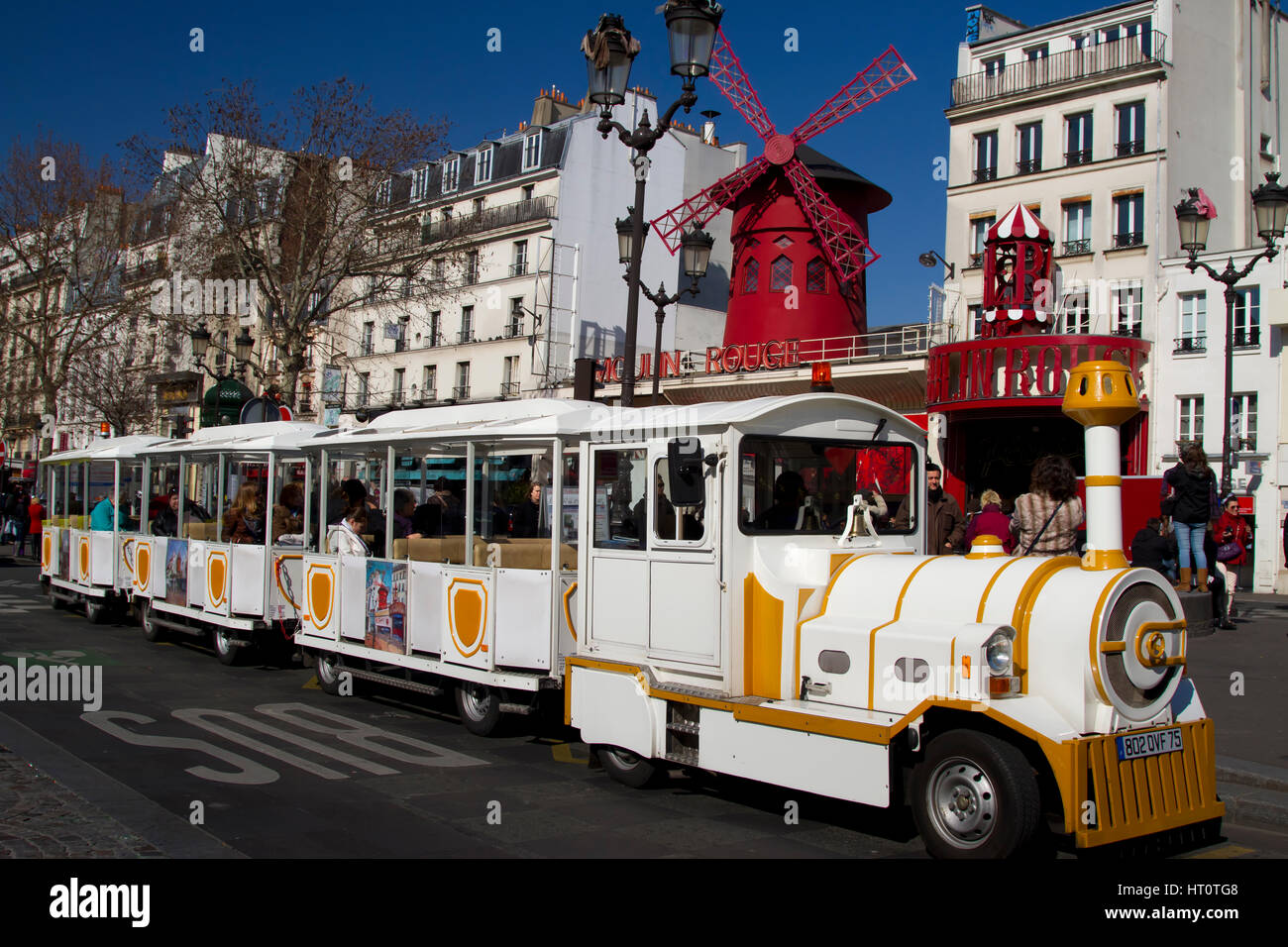 cabaret 'Moulin Rouge' (Red Windmill) and tourist Petit train. Pigalle. Montmartre. Paris, Francia Stock Photo