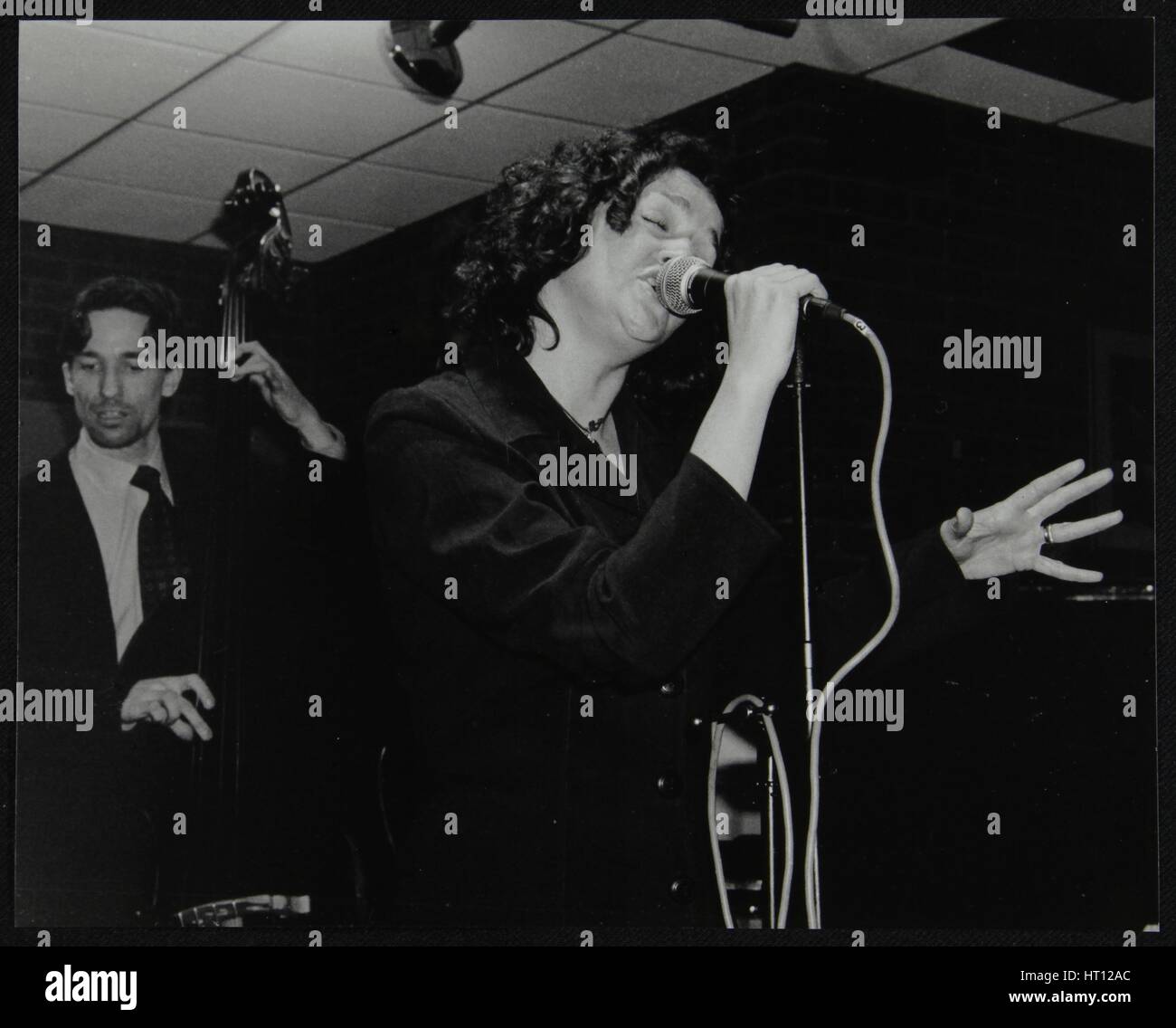 Sheena Davis and Rob Rickenberg performing at The Fairway, Welwyn Garden City, Hertfordshire, 2002. Artist: Denis Williams Stock Photo