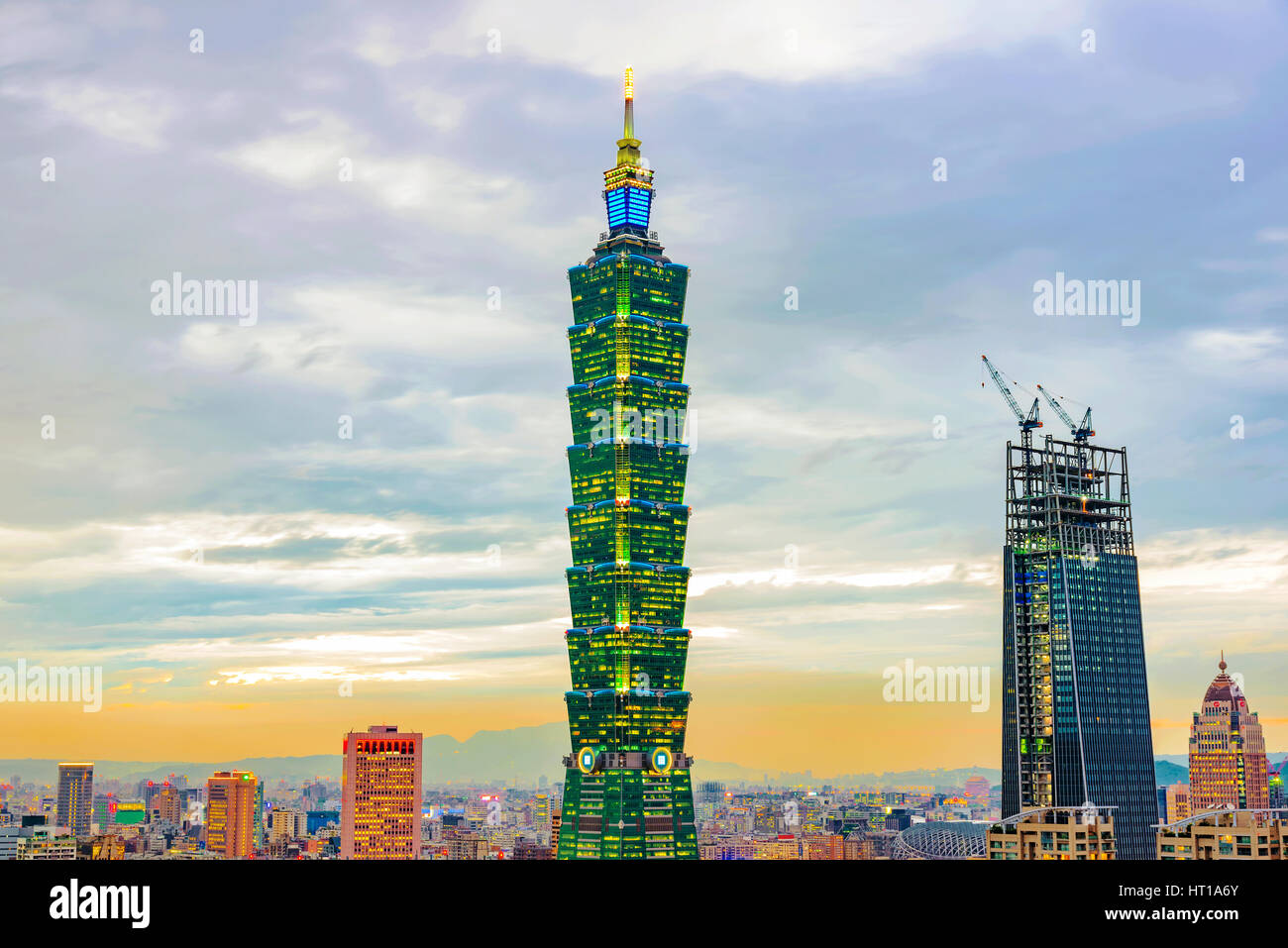 TAIPEI, TAIWAN - NOVEMBER 18: This is a close view of the Taipei 101 building taken from Elephant mountain in the evening November 18, 2016 in Taipei Stock Photo