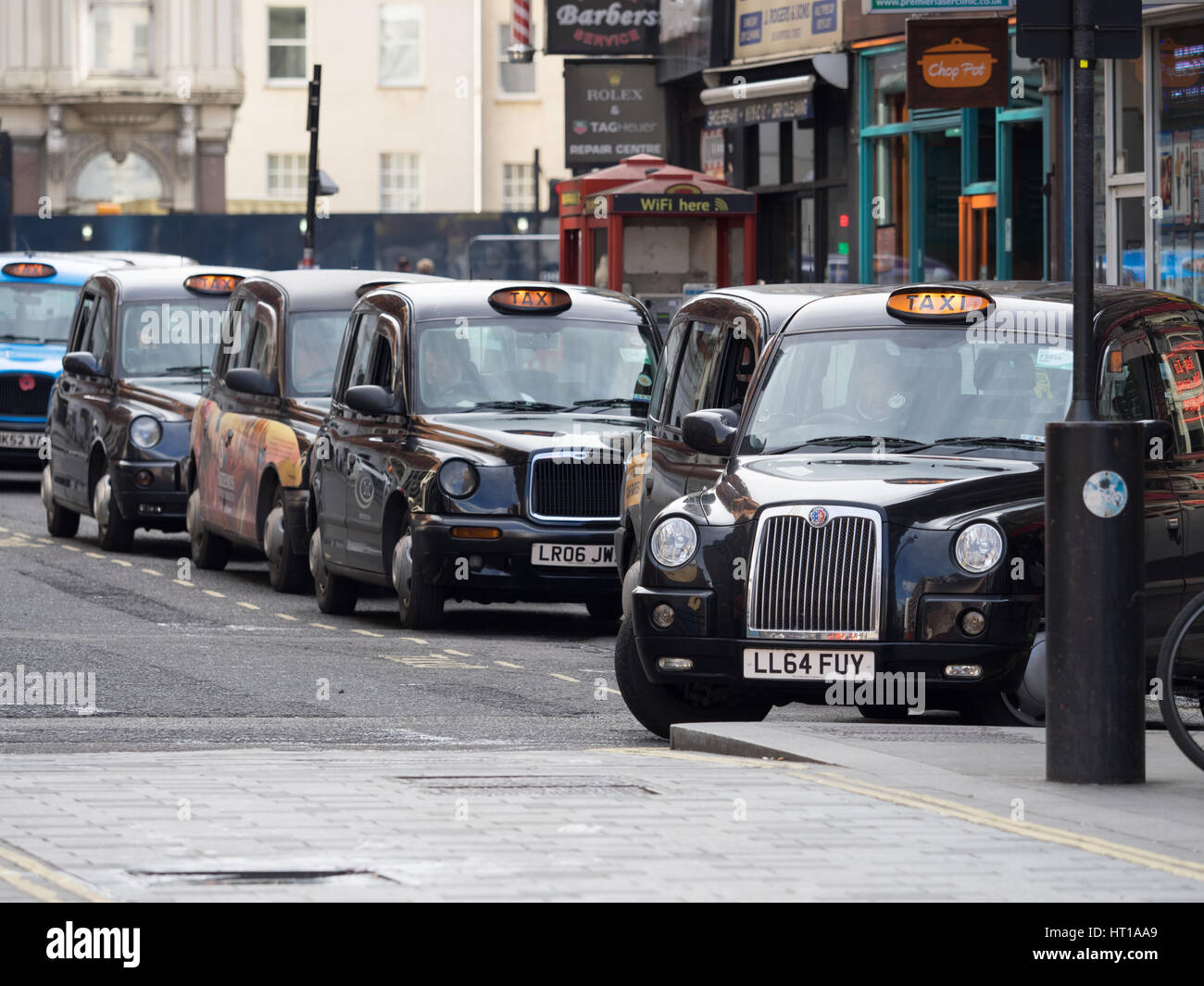 London Taxis queue for customers at London's Liverpool Street Railway Station Stock Photo