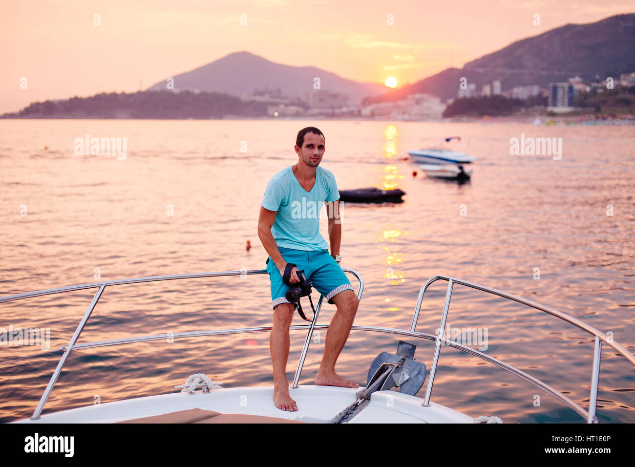 фотосессия на яхте семья. реальное фото мужчин 30 лет на яхте на закате в очках. прогулки по морю. фото на море для л. взрослая пара на яхте.