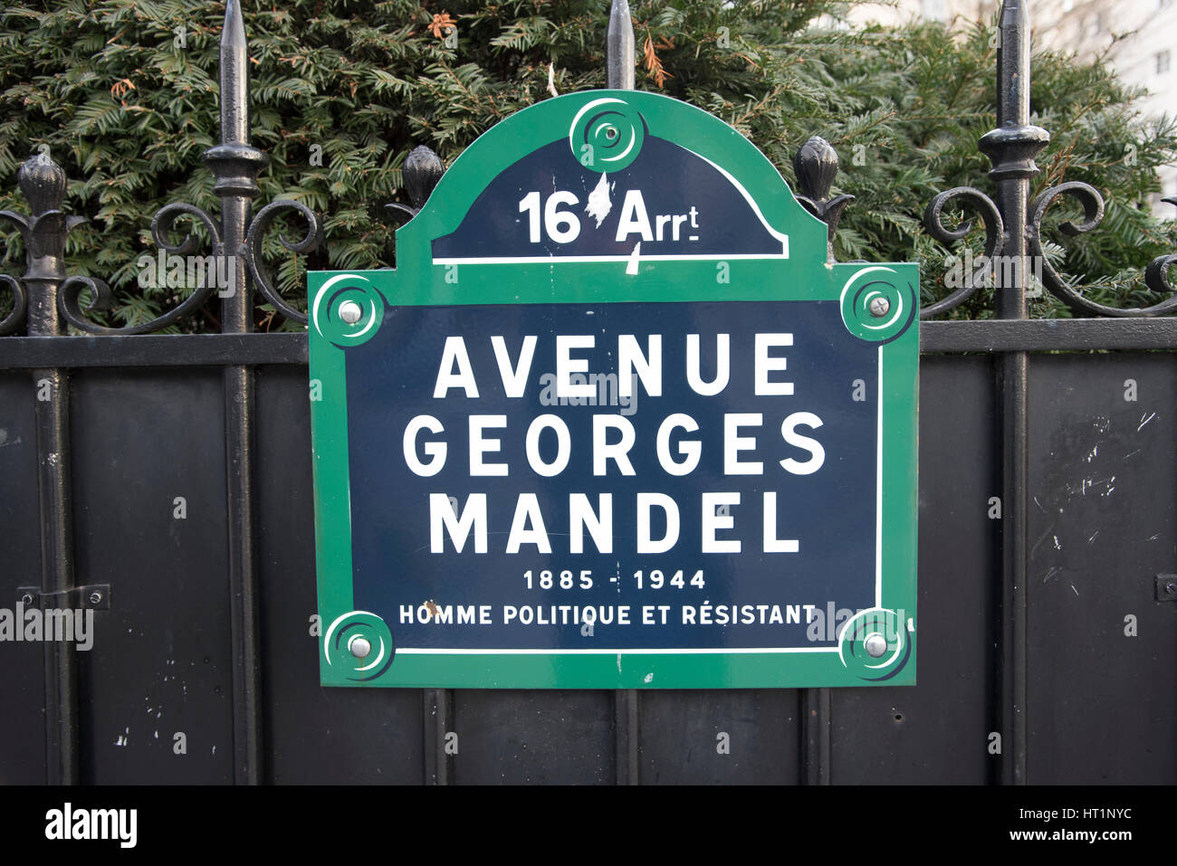 Avenue Georges Mandel street sign inParis France.. A typical Parisian street sign Stock Photo - Alamy