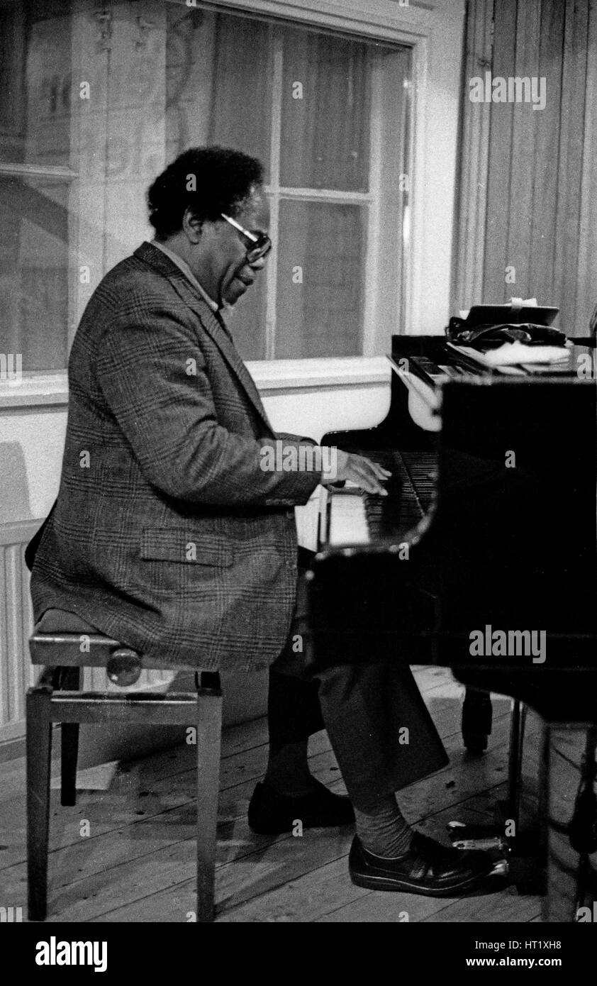 Chapter 5. 1990-2003. The nineties, Italy, Japan and the fax machine. —  BRIAN WILDSMITH, image size:842x1390