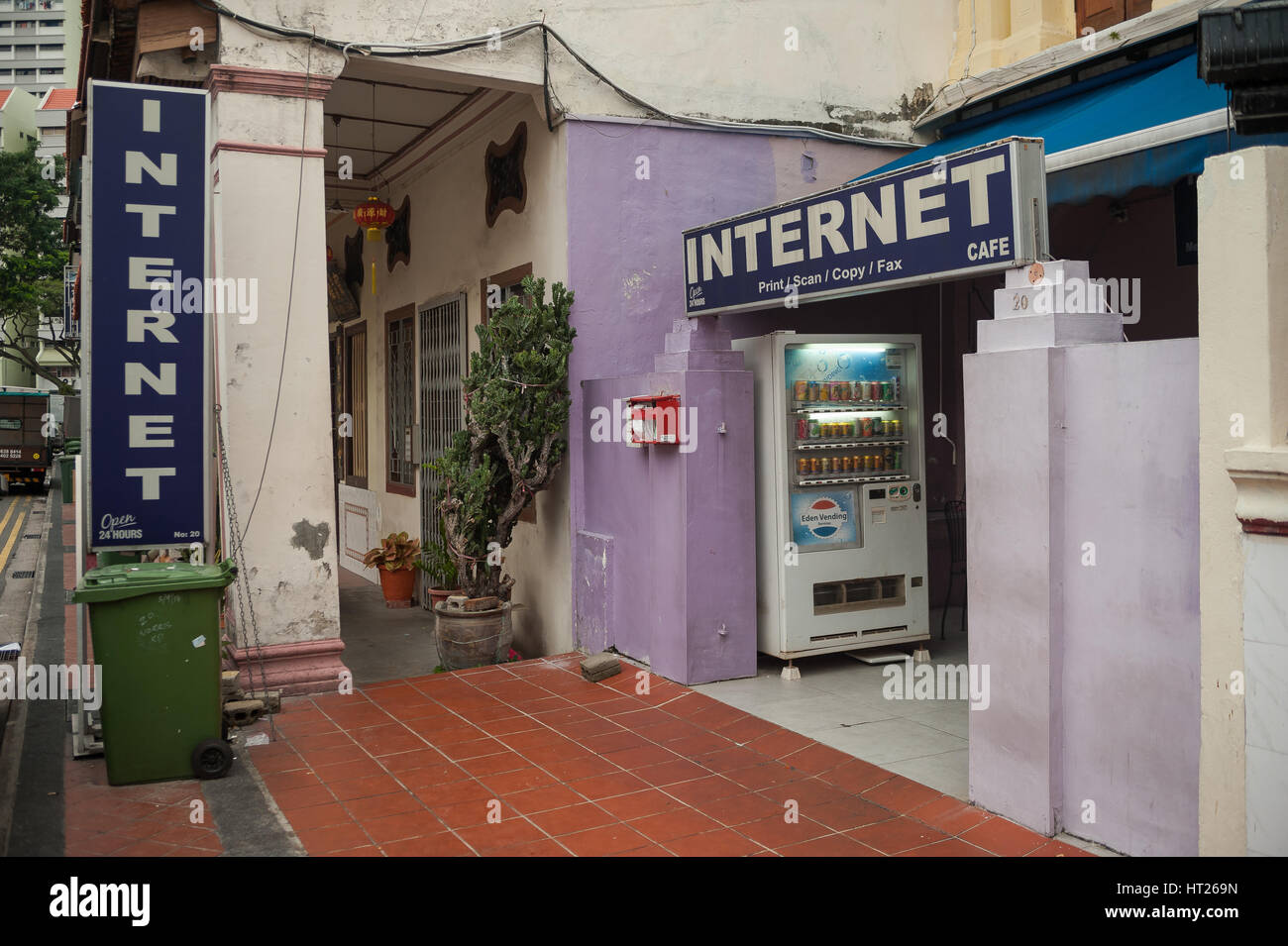 08.10.2016, Singapore, Republic of Singapore - An internet cafe in Little India. Stock Photo