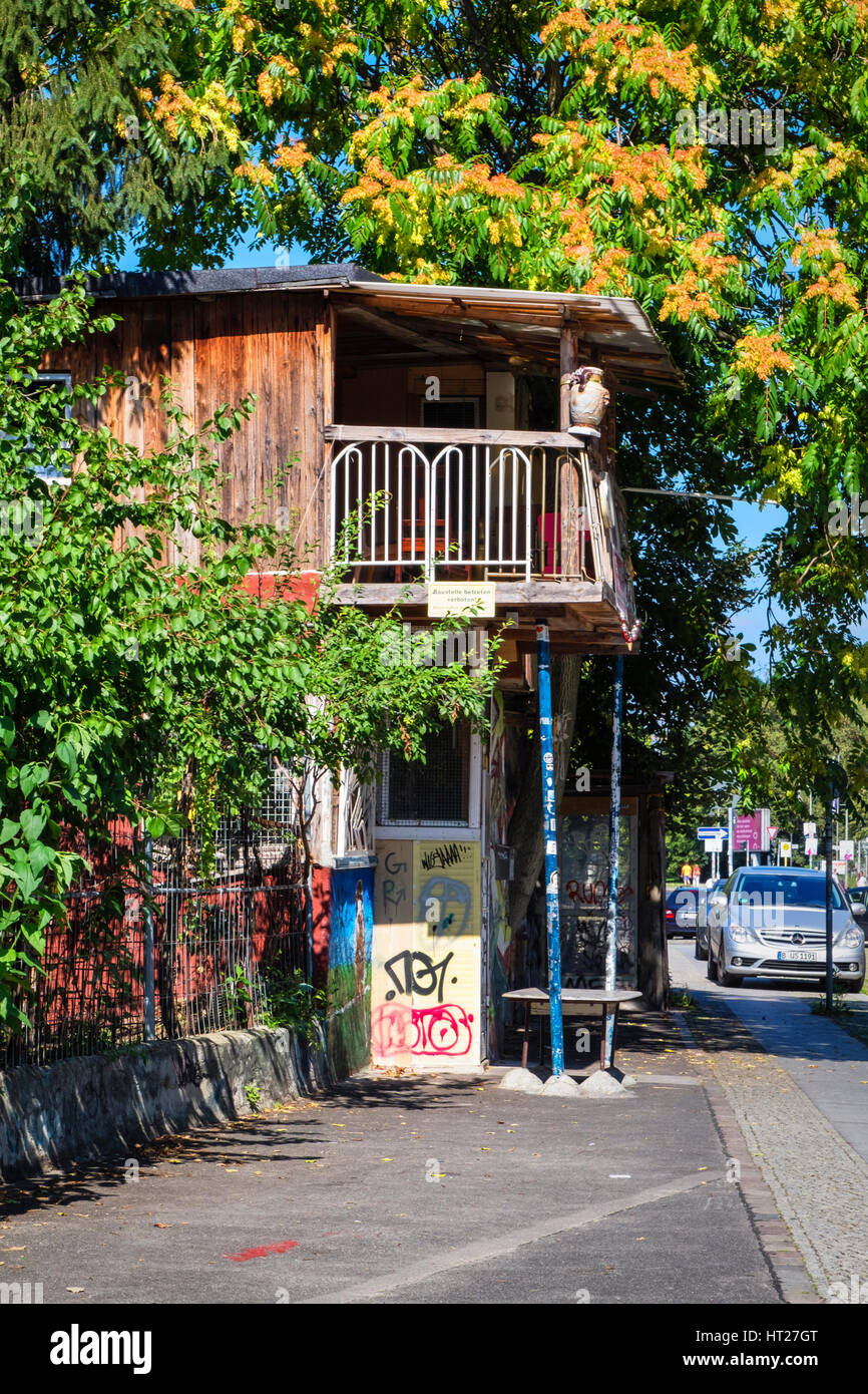 Berlin Kreuzberg Baumhaus An Der Mauer Garten Tree House At The