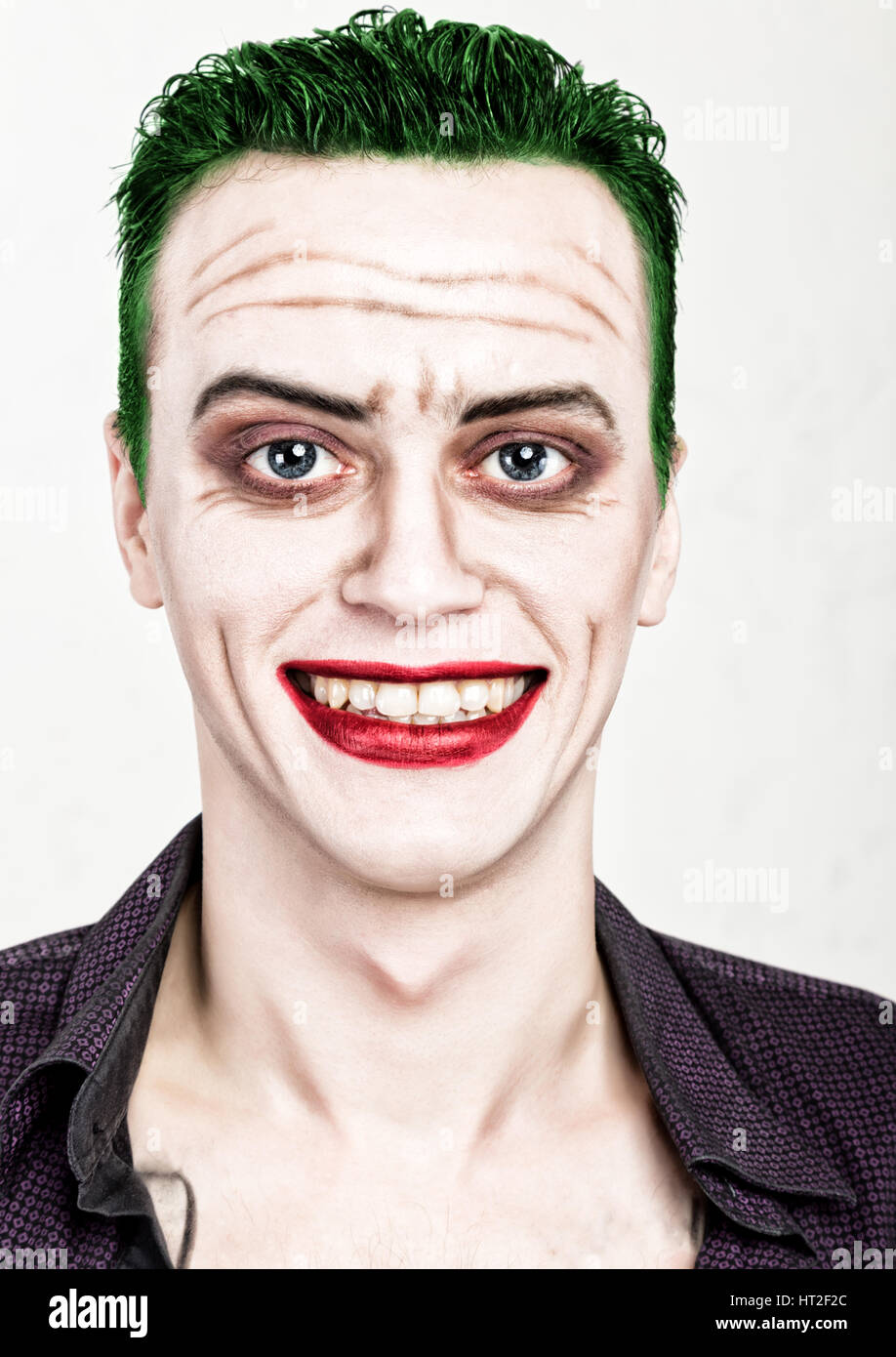 ijzer Verstelbaar Reusachtig guy with crazy joker face, green hair and idiotic smike. carnaval costume Stock Photo - Alamy ijzer Verstelbaar Reusachtig guy with crazy joker face, green hair and idiotic smike. carnaval costume Stock Photo - Alamy