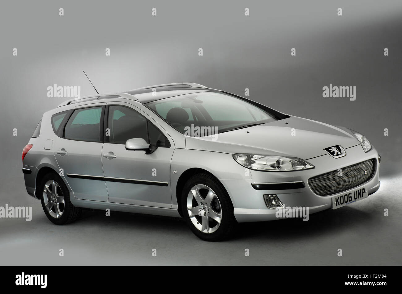Car, Peugeot 407 2.0 HDI, Limousine, medium class, model year 2004-,  anthracite, standing, upholding, diagonal from the back, re Stock Photo -  Alamy