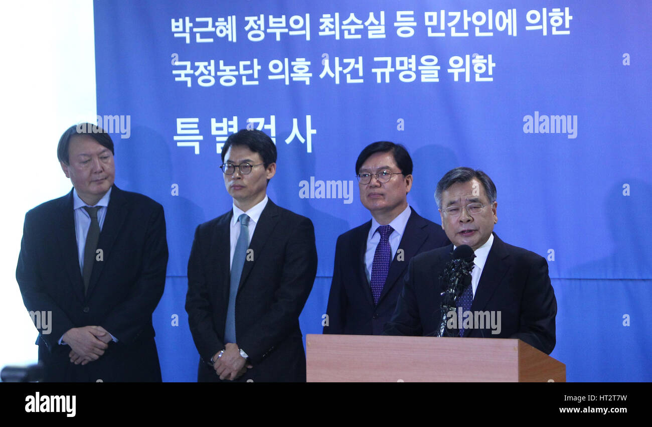 Seoul, South Korea. 6th Mar, 2017. Special prosecutor Park Young-soo (1st R) speaks during a press conference in Seoul, South Korea, March 6, 2017. South Korean special prosecutors, who wrapped up their independent investigation last week into a corruption scandal embroiling President Park Geun-hye, said on Monday that President Park had ordered support for the power transfer of Samsung Group. Credit: Yao Qilin/Xinhua/Alamy Live News Stock Photo