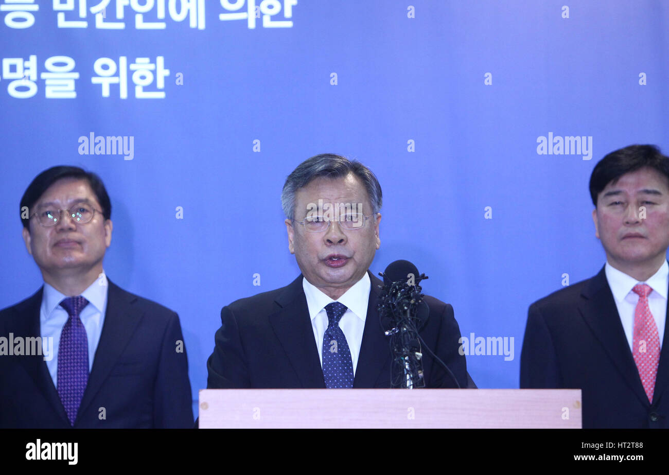 Seoul, South Korea. 6th Mar, 2017. Special prosecutor Park Young-soo (C) speaks during a press conference in Seoul, South Korea, March 6, 2017. South Korean special prosecutors, who wrapped up their independent investigation last week into a corruption scandal embroiling President Park Geun-hye, said on Monday that President Park had ordered support for the power transfer of Samsung Group. Credit: Yao Qilin/Xinhua/Alamy Live News Stock Photo