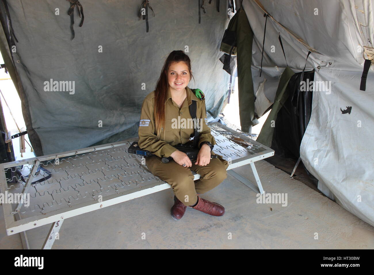 Zeelim, Israel. 05th Mar, 2017. Irit Bibi, a training instructor with the Israeli Defence Forces (IDF) unit Karakal, in Zeelim, Israel, 05 March 2017. The Israeli army is widely regarded as a vital rung on the career ladder, for women as much as men. More and more women serve in the IDF. The army has now introduced a new mixed battalion to cover demand. Photo: Sara Lemel/dpa/Alamy Live News Stock Photo