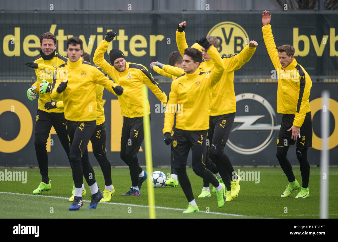 Dortmund, Germany. 7th Mar, 2017. Borussia Dortmund players warm up on the training grounds in Dortmund, Germany, 7 March 2017. BVB will meet Benfica Lissabon in the second round second legs of the Champions League (8.03.). Photo: Bernd Thissen/dpa/Alamy Live News Stock Photo