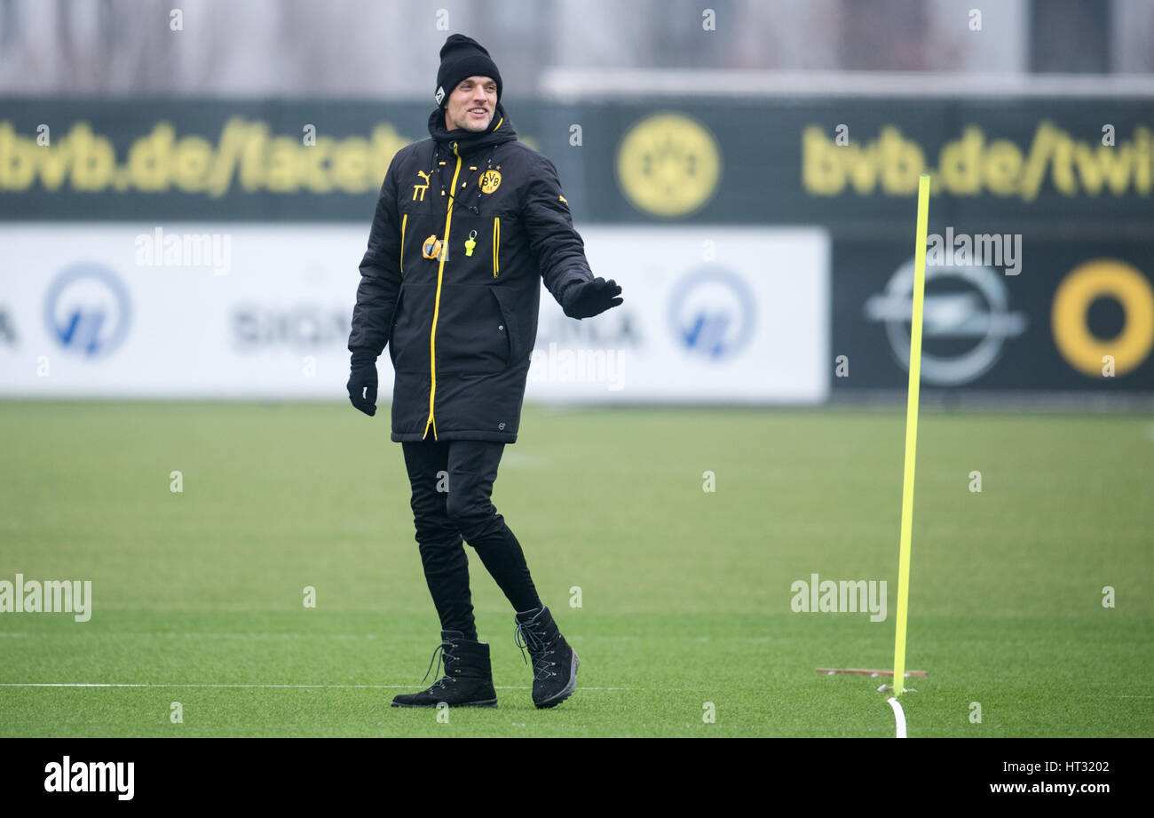 Dortmund, Germany. 7th Mar, 2017. Borussia Dortmund trainer Thomas Tuchel prepares his team for the final session on the training grounds in Dortmund, Germany, 7 March 2017. BVB will meet Benfica Lissabon in the second round second legs of the Champions League (8.03.). Photo: Bernd Thissen/dpa/Alamy Live News Stock Photo