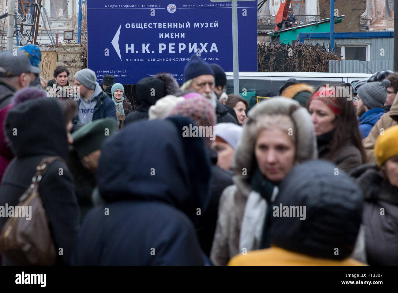 Moscow, Russia. 7th March 2017. People outside the International Centre of the Roerichs in Maly Znamensky Lane, the building blocked off and searched by police in connection with the Master Bank bankruptcy case. Credit: Victor Vytolskiy/Alamy Live News Stock Photo