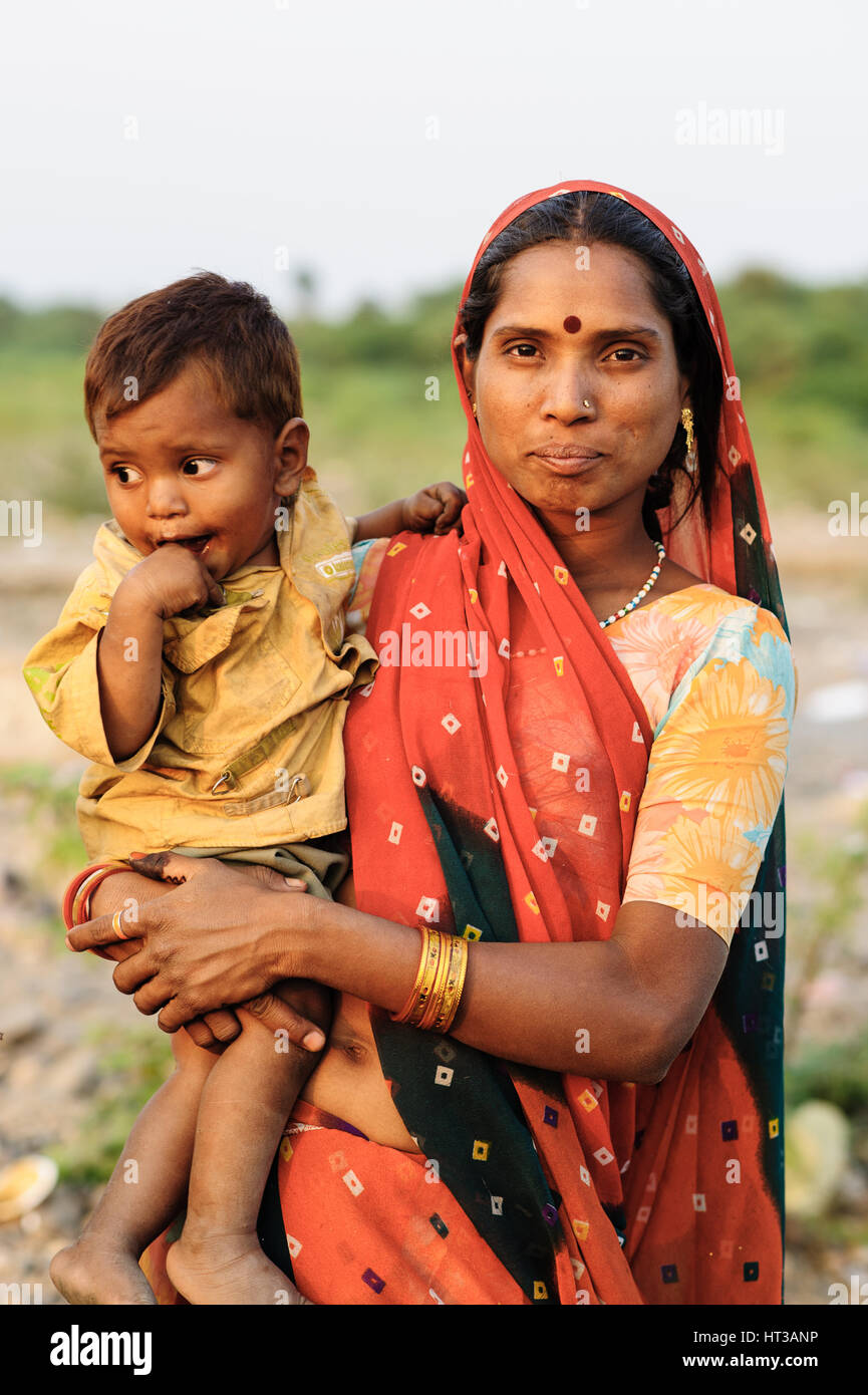 Rural India: Portrait of a Mother and child from the Bhil Tribe in Rajasthan Stock Photo