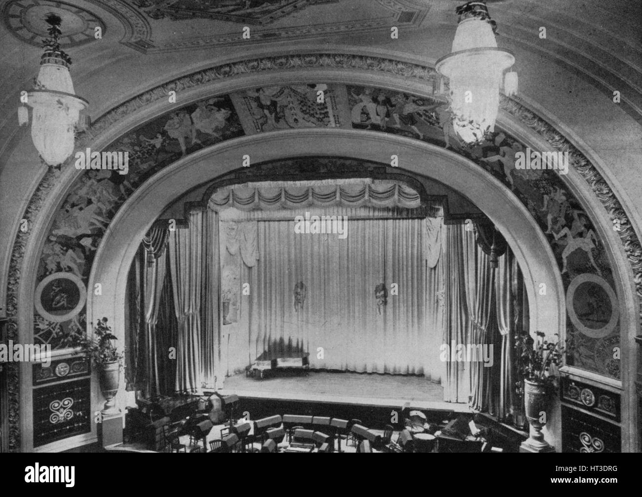 Proscenium stage theatre hi-res stock photography and images - Alamy