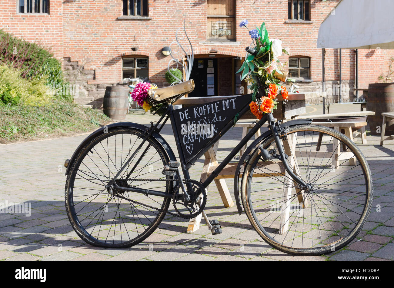 Vintage bicycle with sign for De Koffie Pot Riverside cafe and bar in Hereford Stock Photo