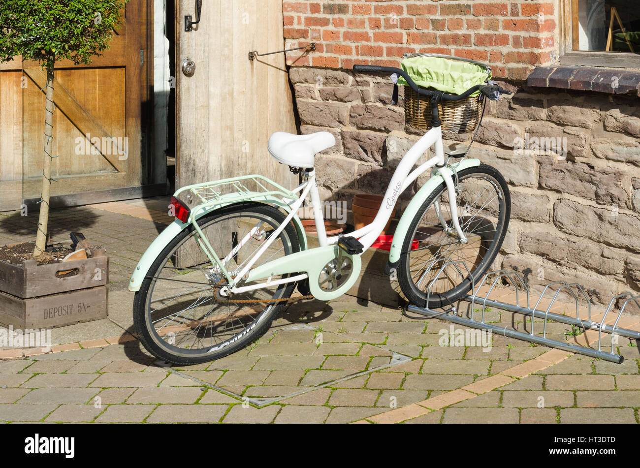 Vintage bicycle in the courtyard of De Koffie Pot riverside cafe in Hereford Stock Photo