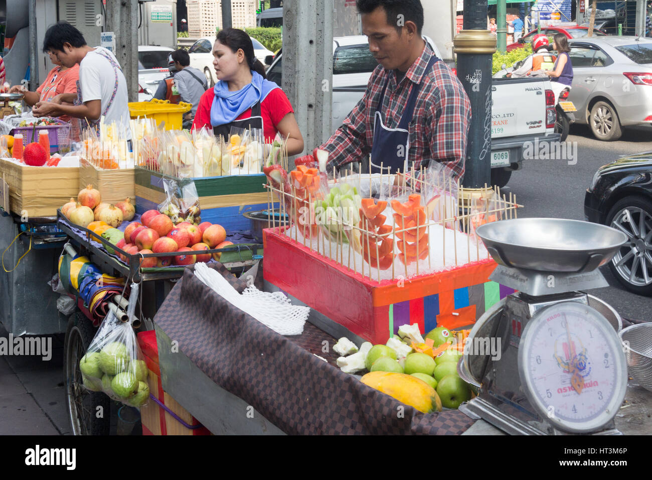 Street food vendors and customers on Sukhumvit road in Bangkok, Thailand Stock Photo