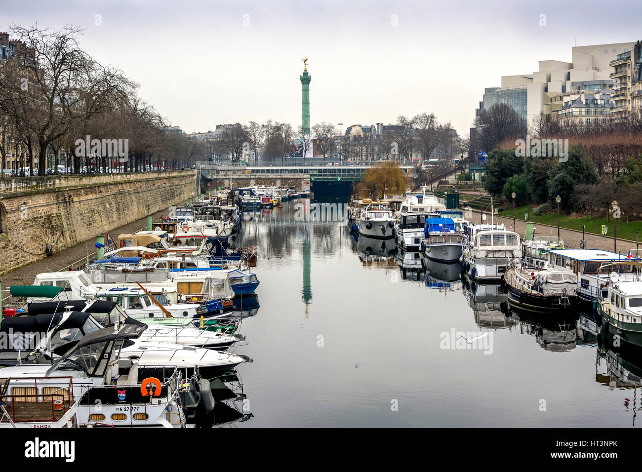Paris (75) 4e arr. Port de l'Arsenal ou bassin de l'Arsenal relie le canal Saint Martin à la Seine // France. Paris (75) Canal boats in Arsenal area o Stock Photo