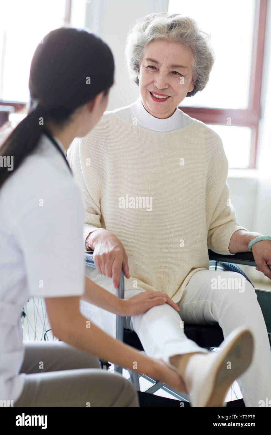 Nurses and nursing vertical hi-res stock photography and images - Alamy