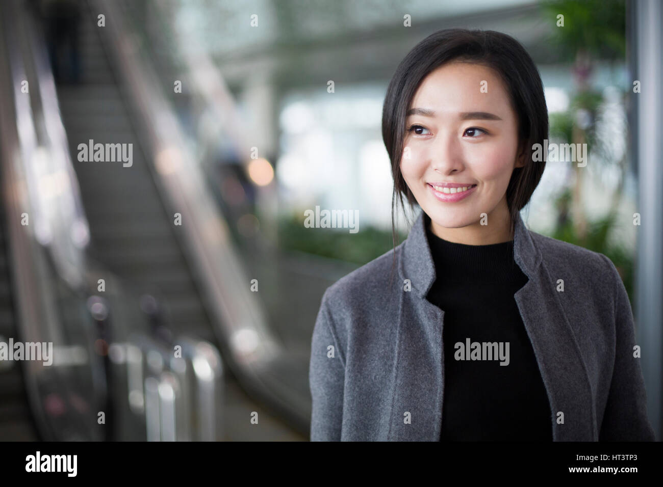 Young women airport hi-res stock photography and images - Alamy
