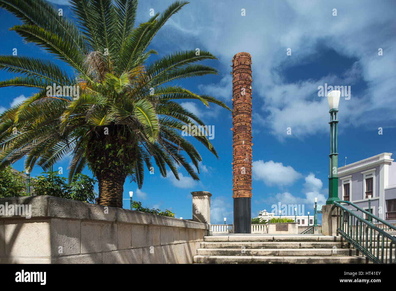 TOTEM TELURICO (©JAIME SUAREZ 1992) PLAZA DEL QUINTO CENTENARIO OLD SAN