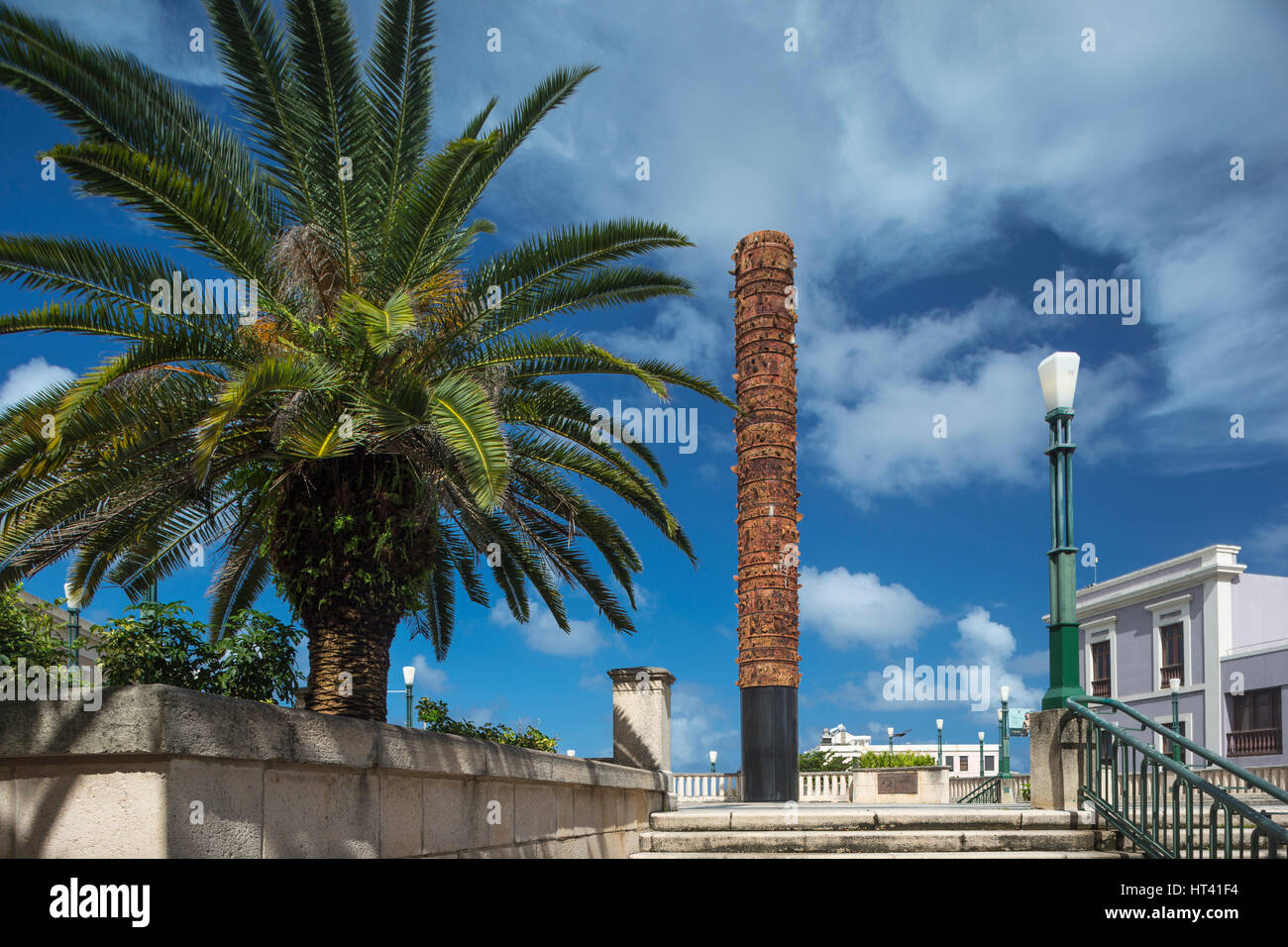 TOTEM TELURICO (©JAIME SUAREZ 1992) PLAZA DEL QUINTO CENTENARIO OLD SAN