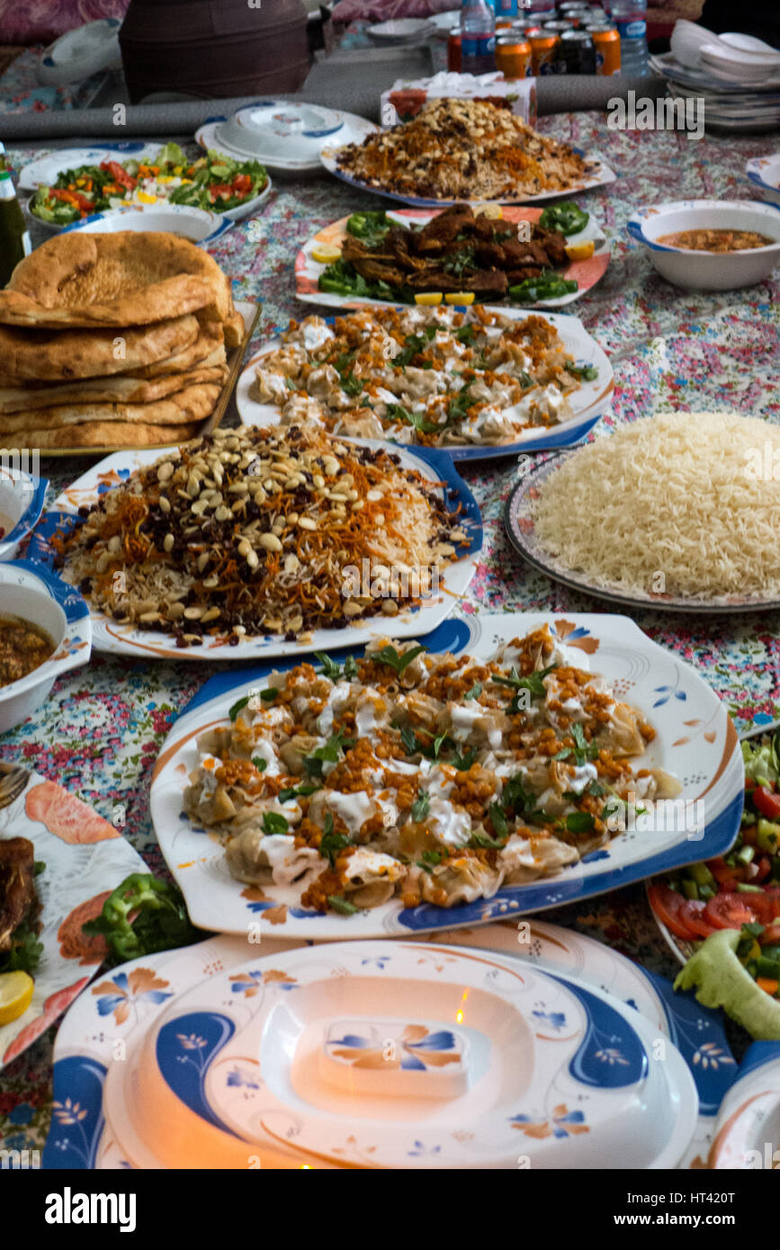 https://c8.alamy.com/comp/HT420T/traditional-afghan-food-HT420T.jpg