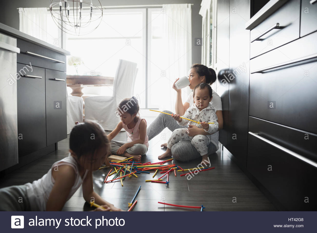 Мама с тремя детьми. Наблюдение за мамой. Трое детей устала. Уставшая женщина с детьми. Трое детей устала.