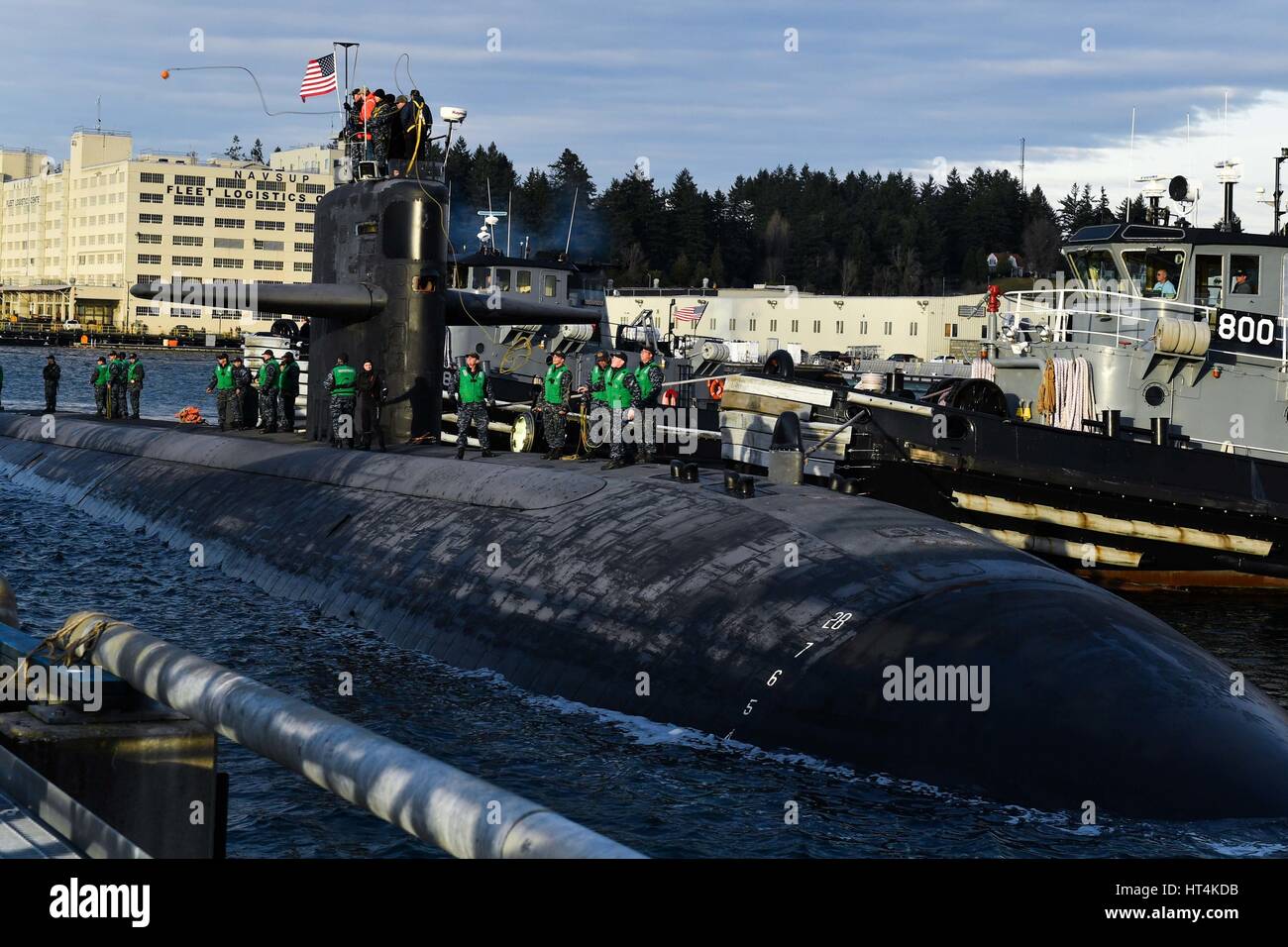 U.S. sailors toss mooring lines off of the USN Los Angeles-class fast-attack submarine USS Olympia as it arrives at the Naval Base Kitsap-Bremerton January 27, 2017 in Bremerton, Washington. Stock Photo