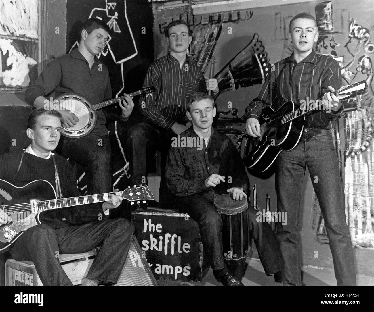 Die Skiffleband 'The Skiffle Tramps' in Hamburg, Deutschland 1960er Jahre. The skiffle band 'The Skiffle Tramps' performing at Hamburg, Germany 1960s. Stock Photo