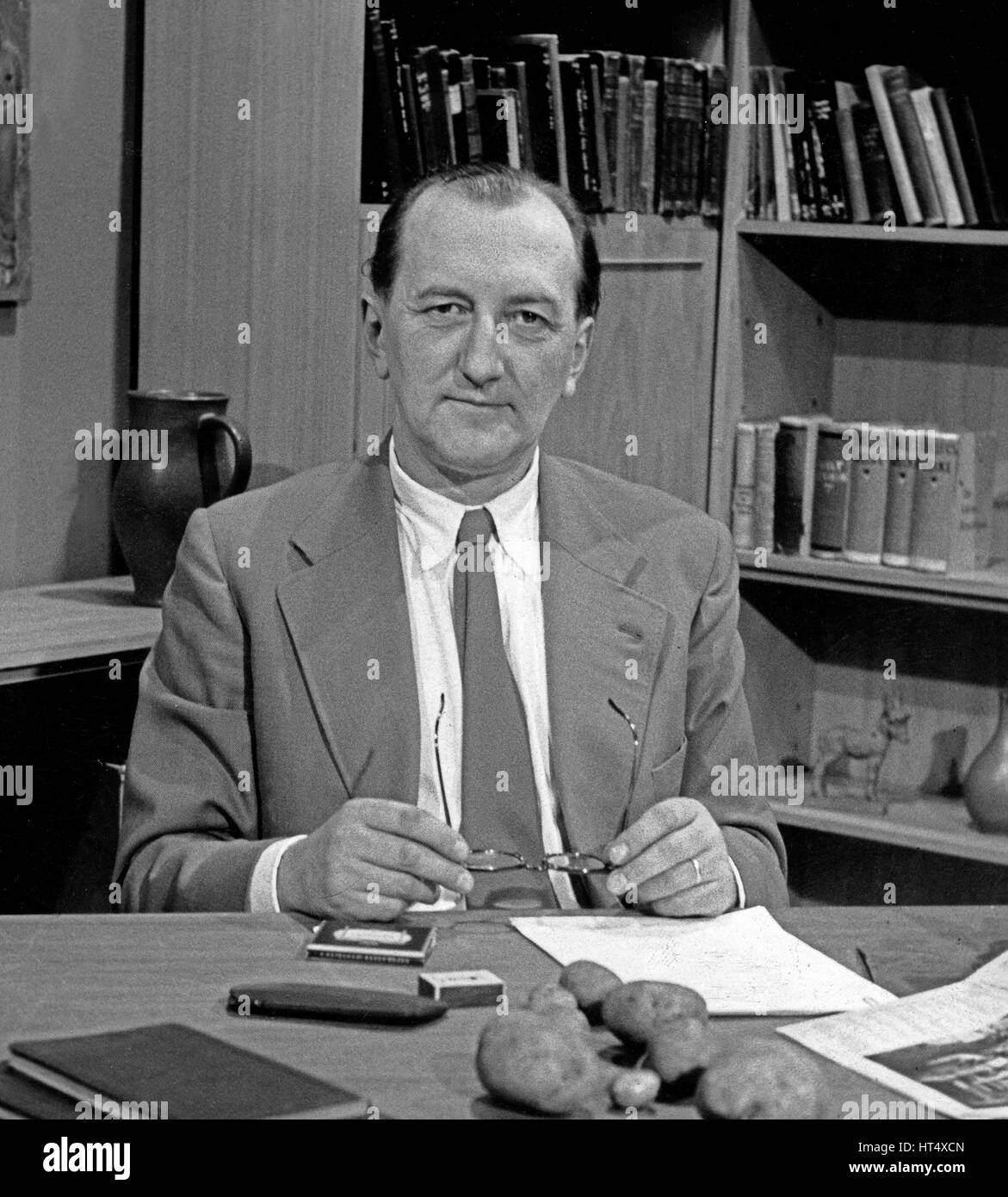 Deutscher Journalist Christian Diederich Hahn im Studio, Deutschland 1960er Jahre. Stock Photo