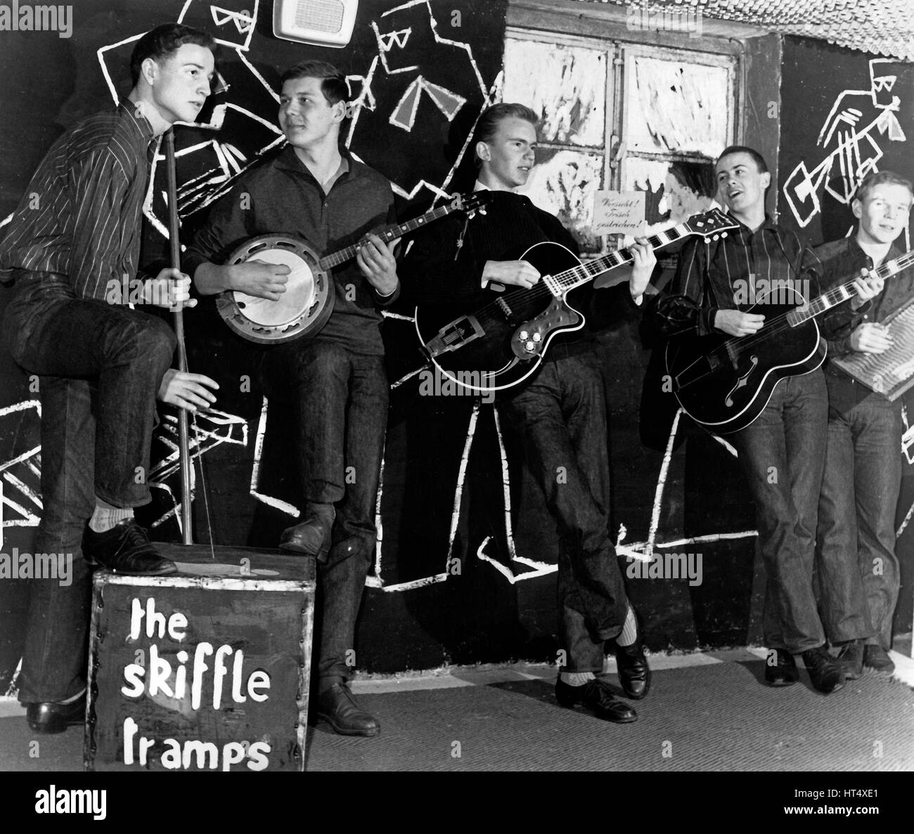Die Skiffleband 'The Skiffle Tramps' in Hamburg, Deutschland 1960er Jahre. The skiffle band 'The Skiffle Tramps' performing at Hamburg, Germany 1960s. Stock Photo