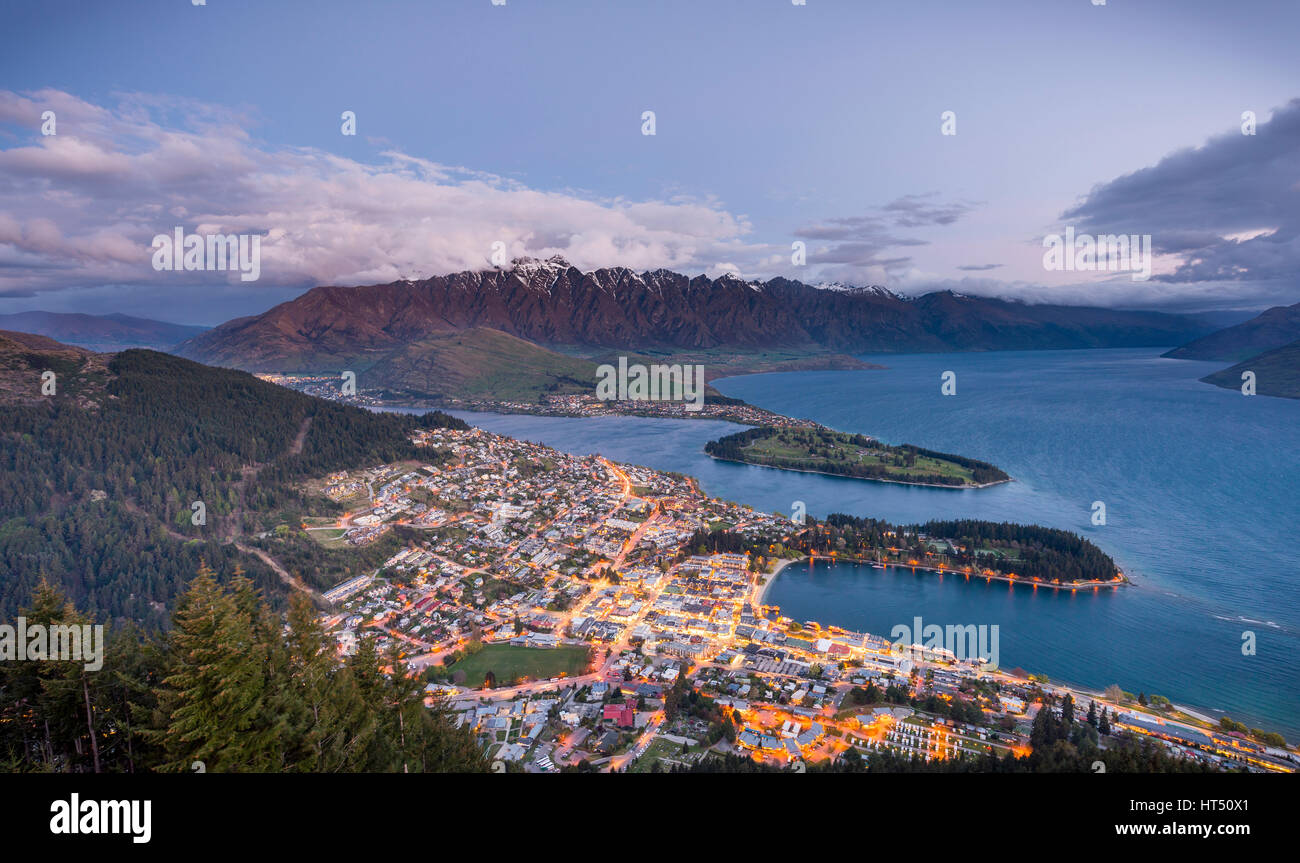 View of Lake Wakatipu and Queenstown at dawn, Ben Lomond Scenic Reserve, Berkgette The Remarkables, Otago, Southland Stock Photo