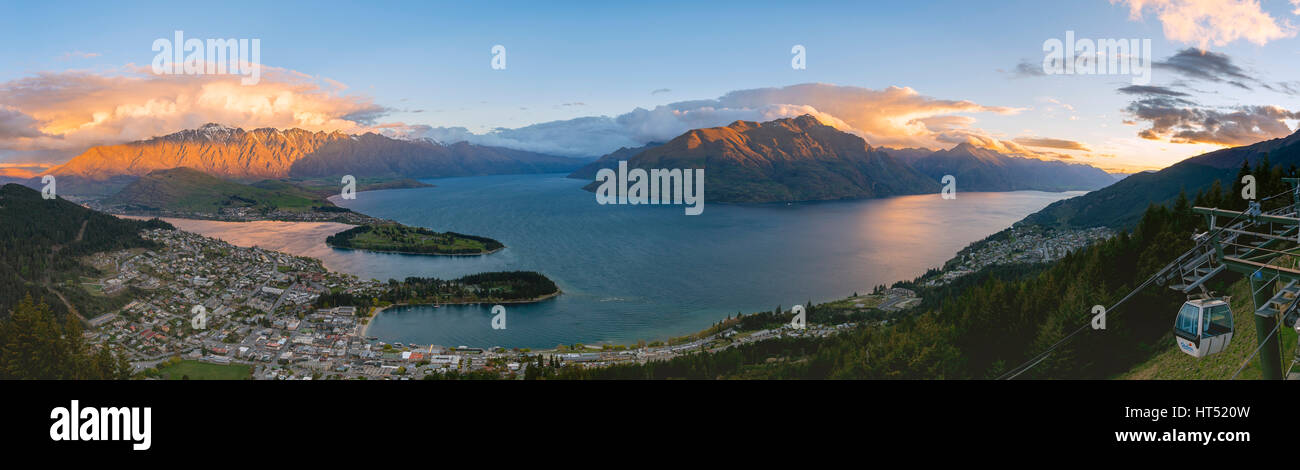 View of Lake Wakatipu and Queenstown at sunset, Ben Lomond Scenic Reserve, mountain chain The Remarkables, Otago, Southland Stock Photo