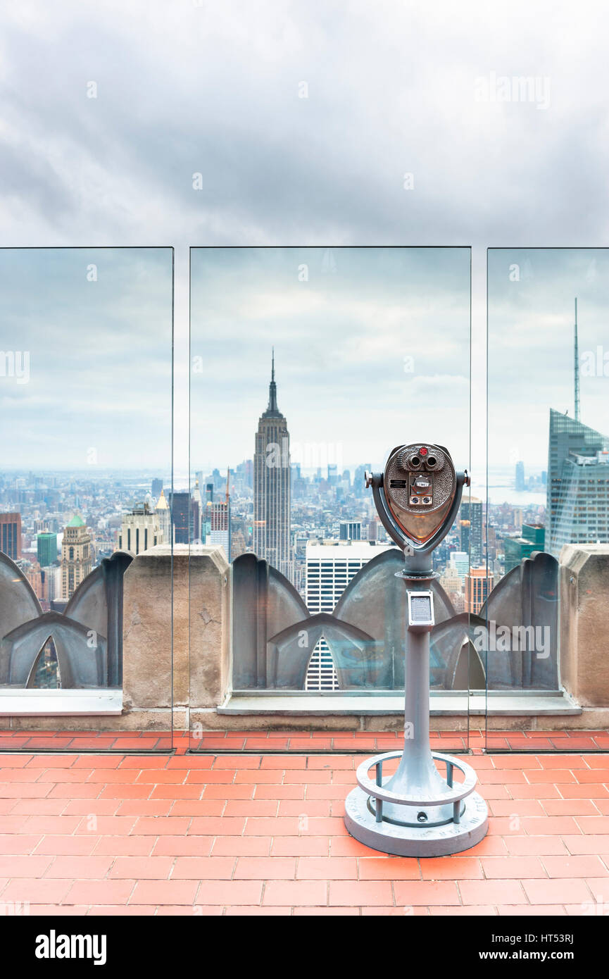 Coin operated viewer facing downtown Manhattan from the Top of The Rock Observation Deck, New York, USA. Stock Photo