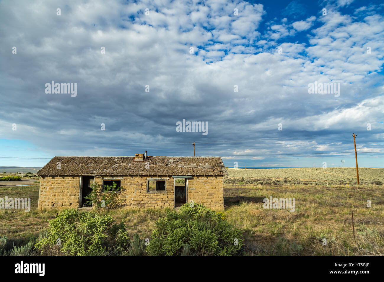 A stone building sits abandoned in the high desert of New Mexico Stock Photo