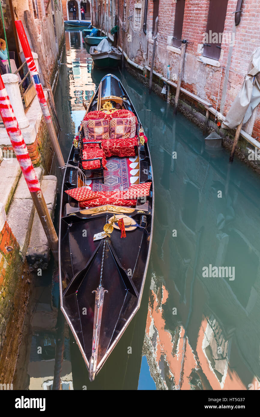 Venice gondola landing stage hi-res stock photography and images - Alamy