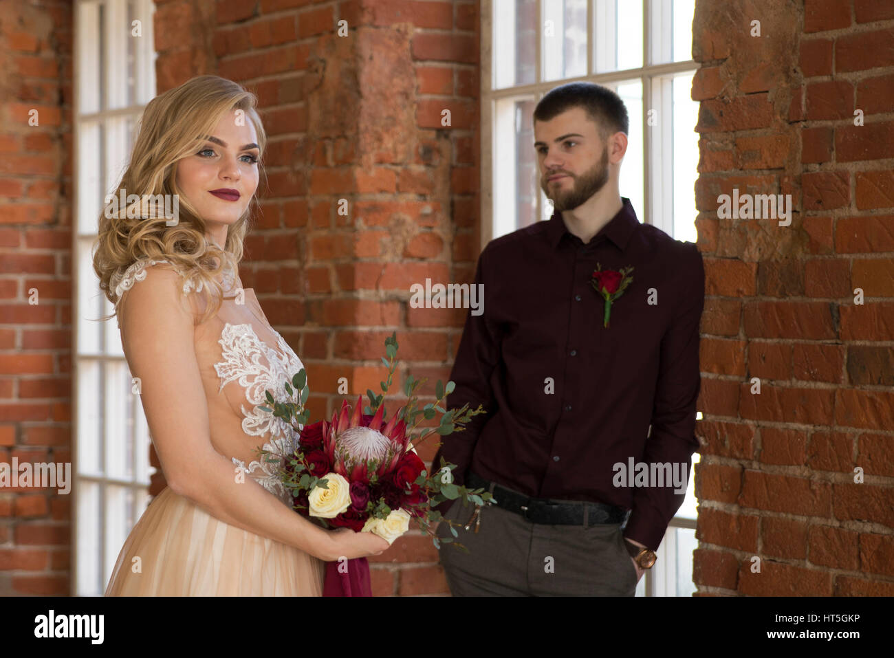 Bride and groom pose at wedding ceremony Stock Photo - Alamy