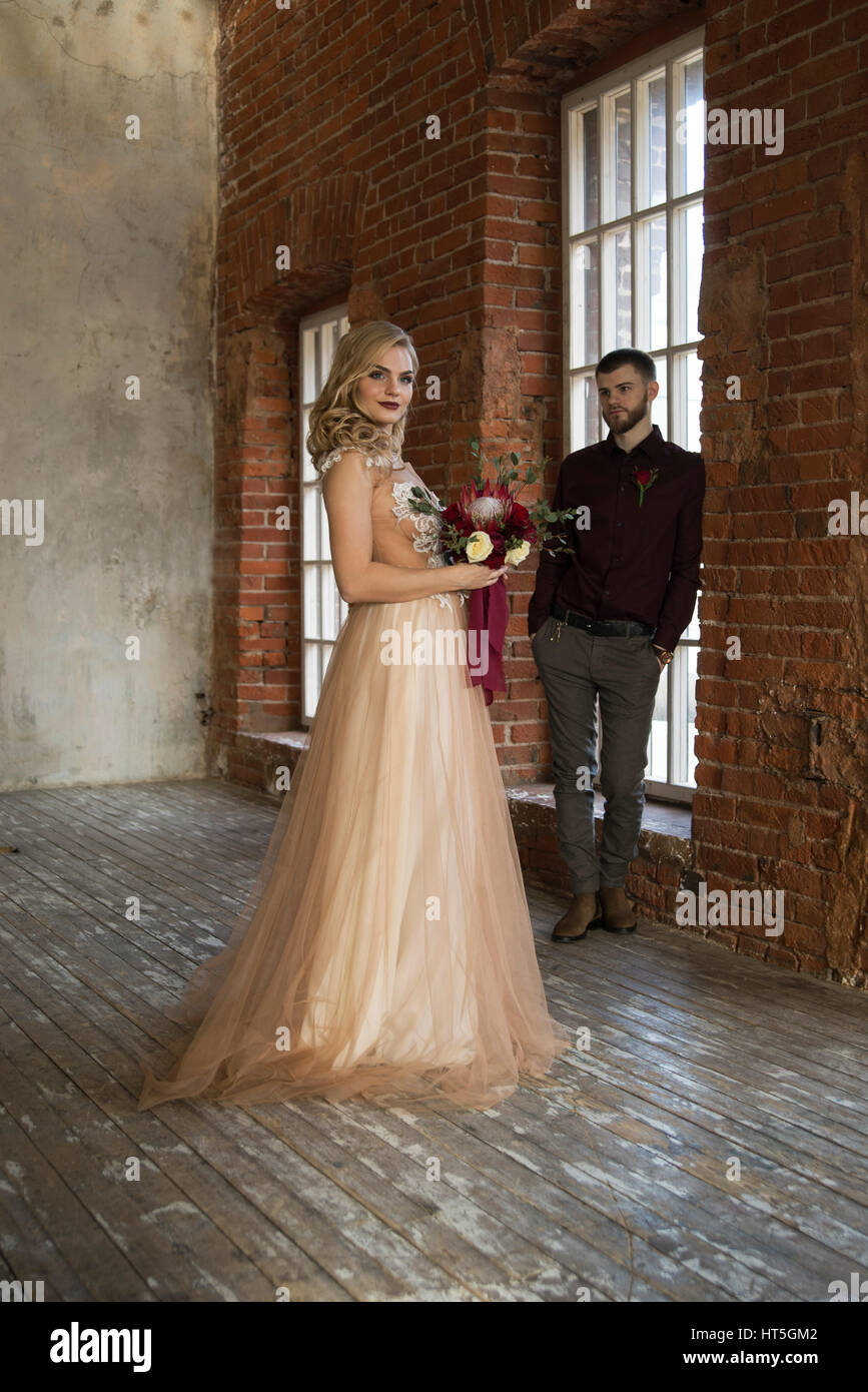 Bride and groom pose at wedding ceremony Stock Photo - Alamy