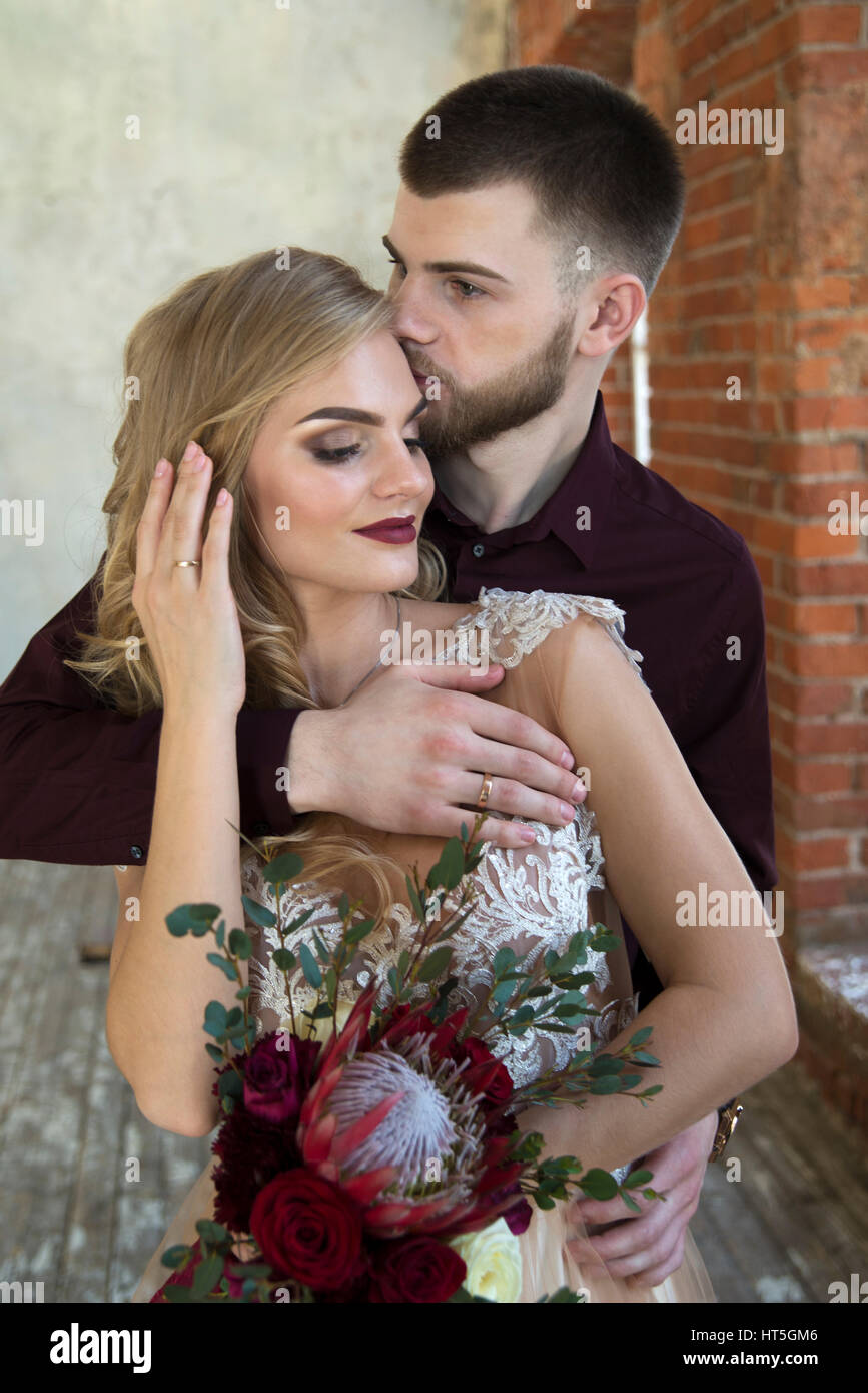 Bride and groom pose at wedding ceremony Stock Photo - Alamy