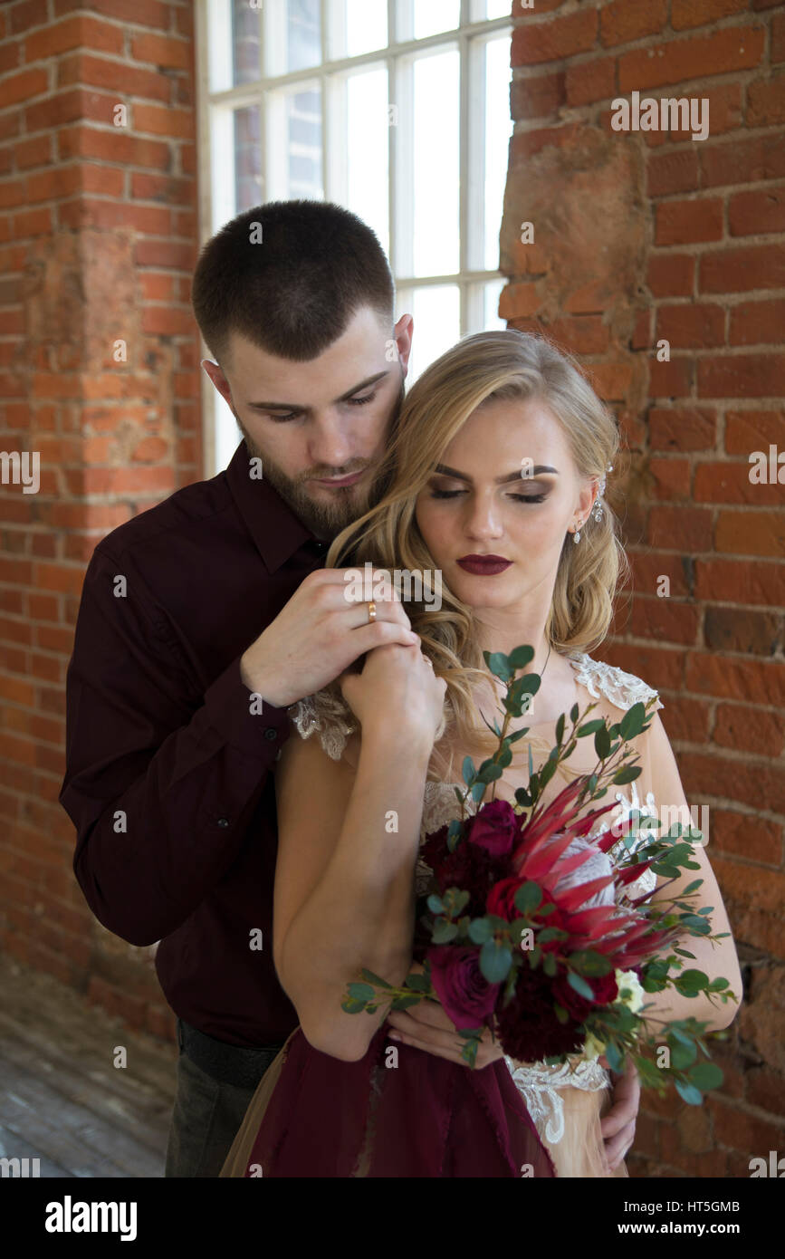 Bride and groom pose at wedding ceremony Stock Photo - Alamy
